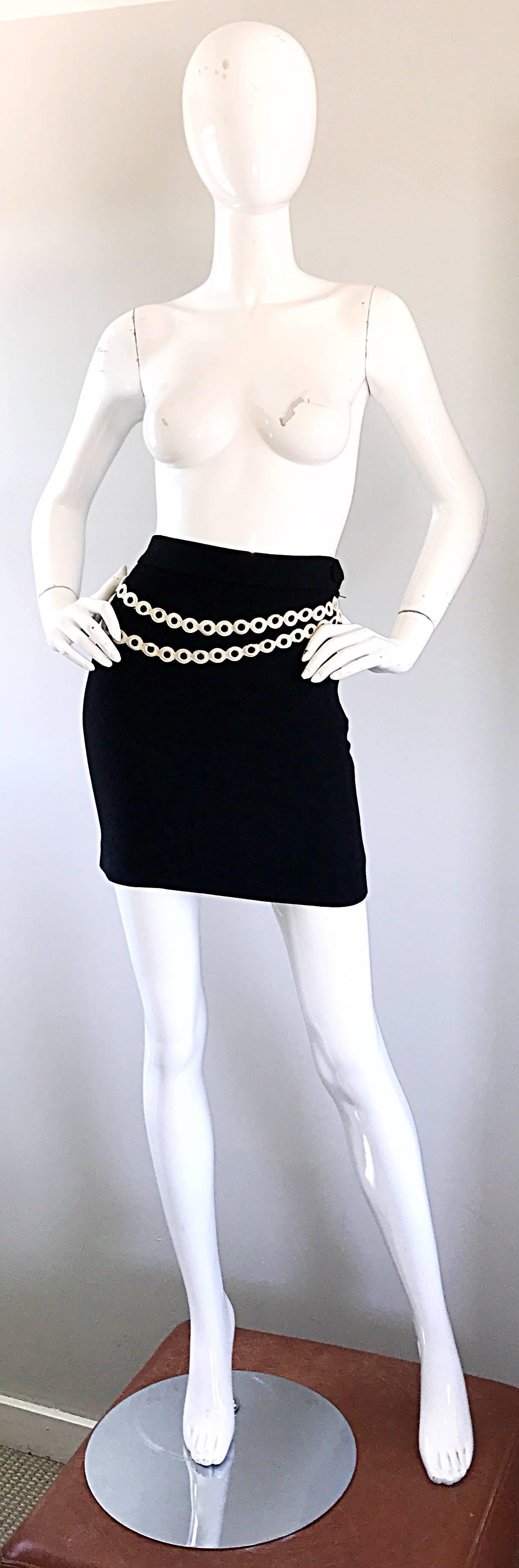 Sexy 90s MOSCHINO CHEAP AND CHIC noir et blanc trompe l'oeil haute jupe taille ! Tissu en crêpe de rayonne noir moulant avec broderie blanche sur le devant pour ressembler à une ceinture en chaîne. Entièrement doublé. Fermeture éclair cachée sur le
