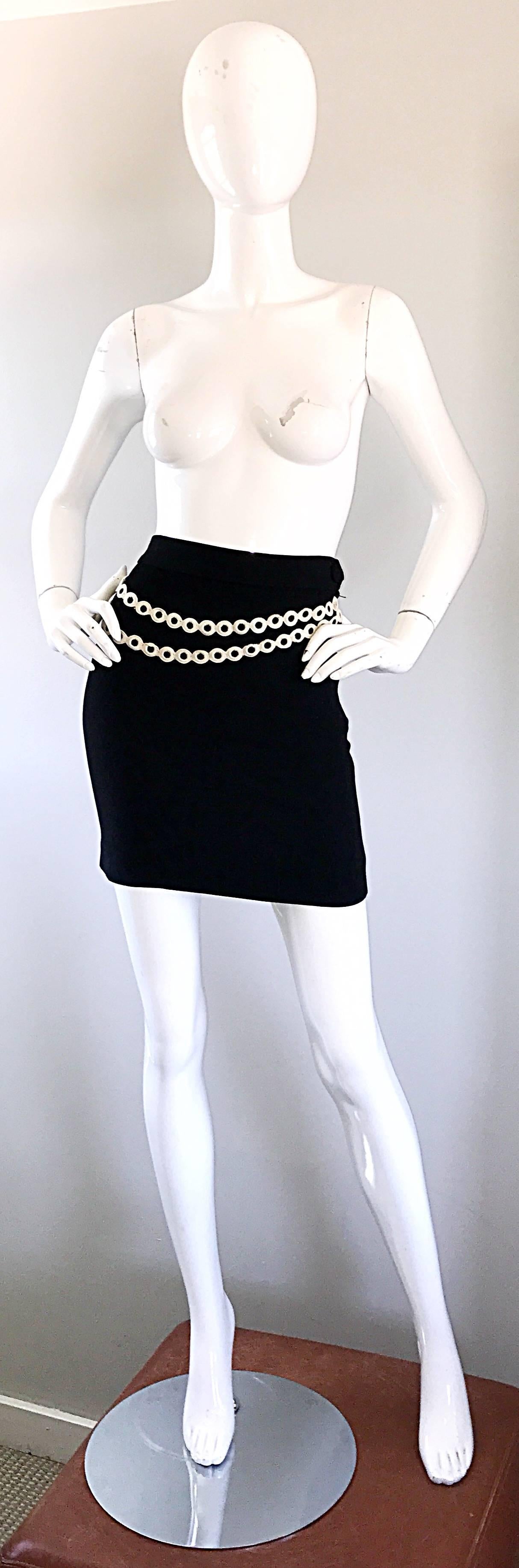 Sexy 90s MOSCHINO CHEAP AND CHIC schwarz-weißes Trompe-l'oeil-Minirock mit hoher Taille! Schwarzer, figurbetonter Rayon-Crêpe-Stoff mit weißer Stickerei auf der Vorderseite, die wie ein Kettengürtel aussieht. Vollständig gefüttert. Verdeckter