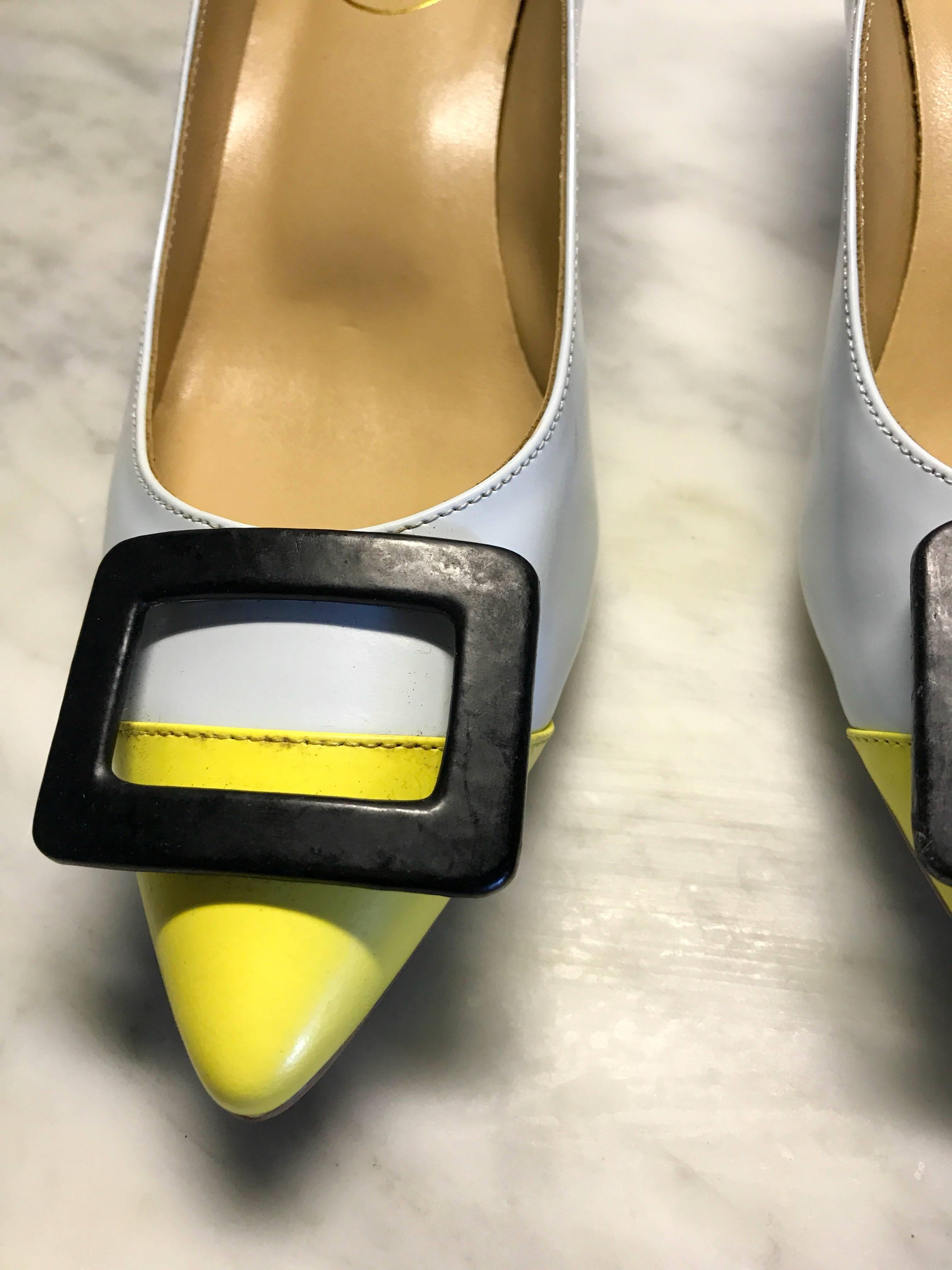 Roger Vivier Size 37 / 7 Pale Blue and Yellow Low Heel Buckle Shoes / Pumps In Excellent Condition For Sale In San Diego, CA