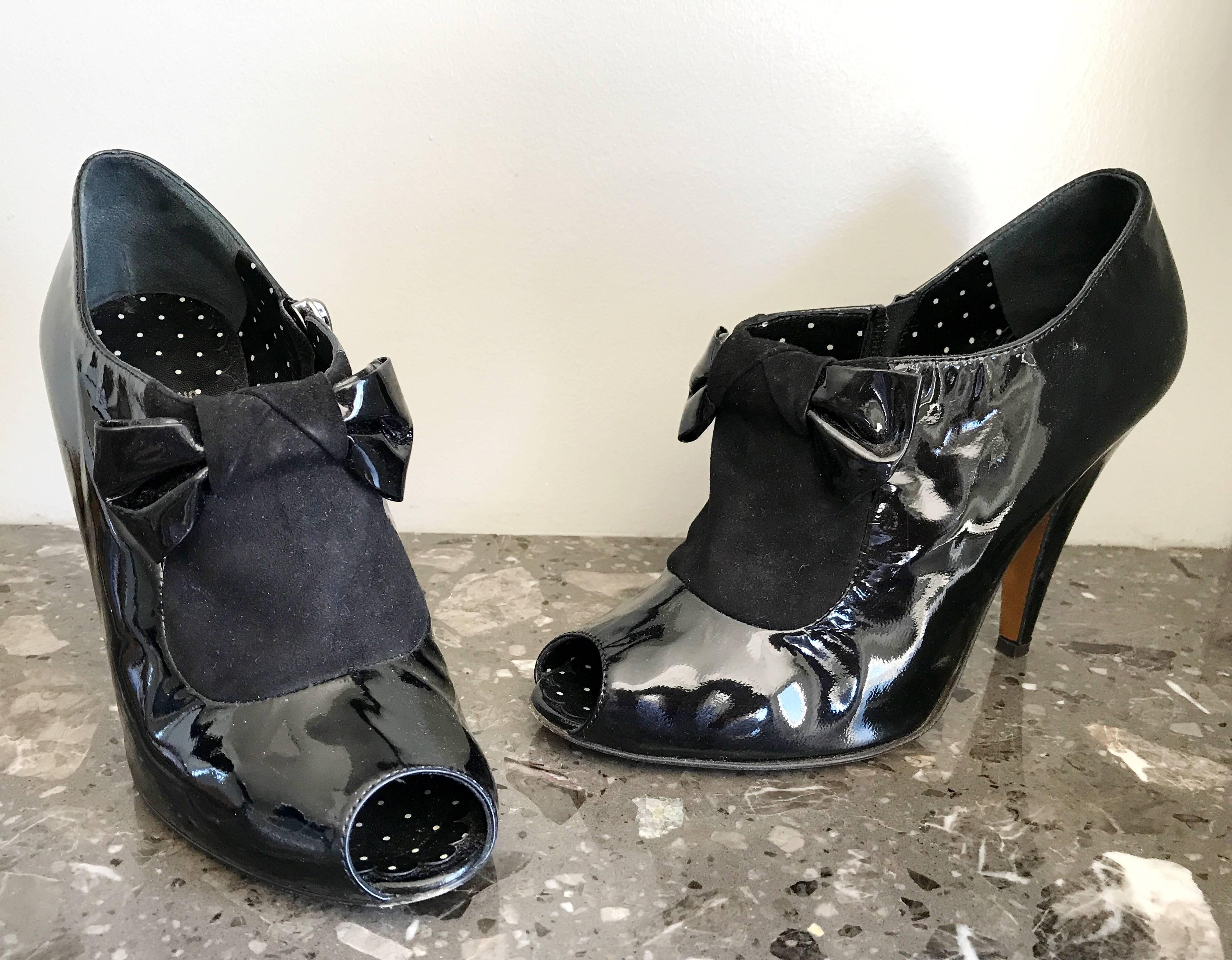1990s Moschino Cheap and Chic Black Patent Leather Sz 37 / 7 Peep Toe Booties In Excellent Condition For Sale In San Diego, CA