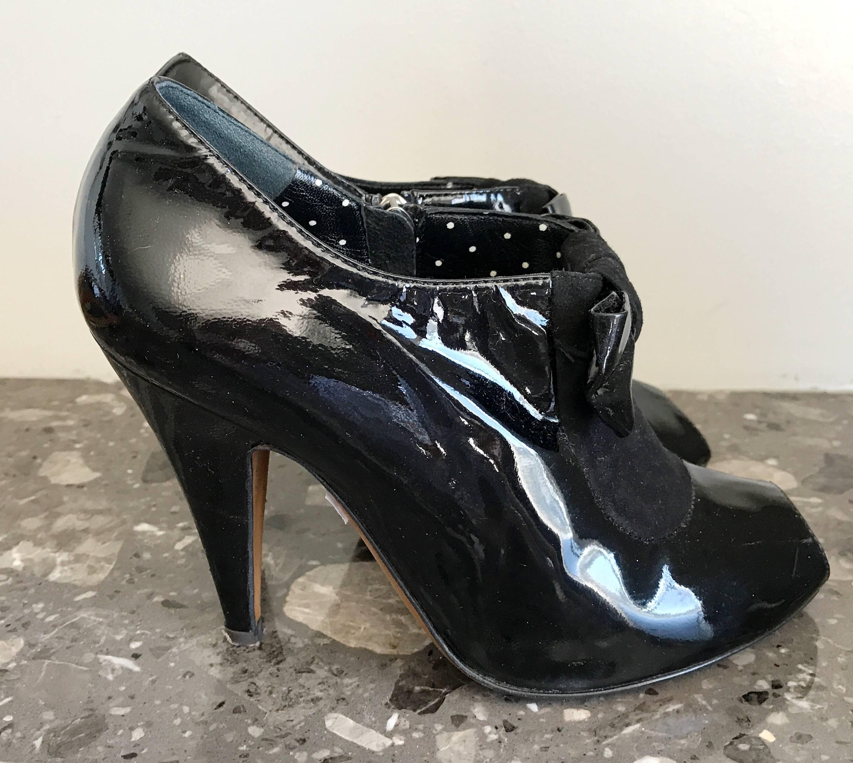Women's 1990s Moschino Cheap and Chic Black Patent Leather Sz 37 / 7 Peep Toe Booties For Sale