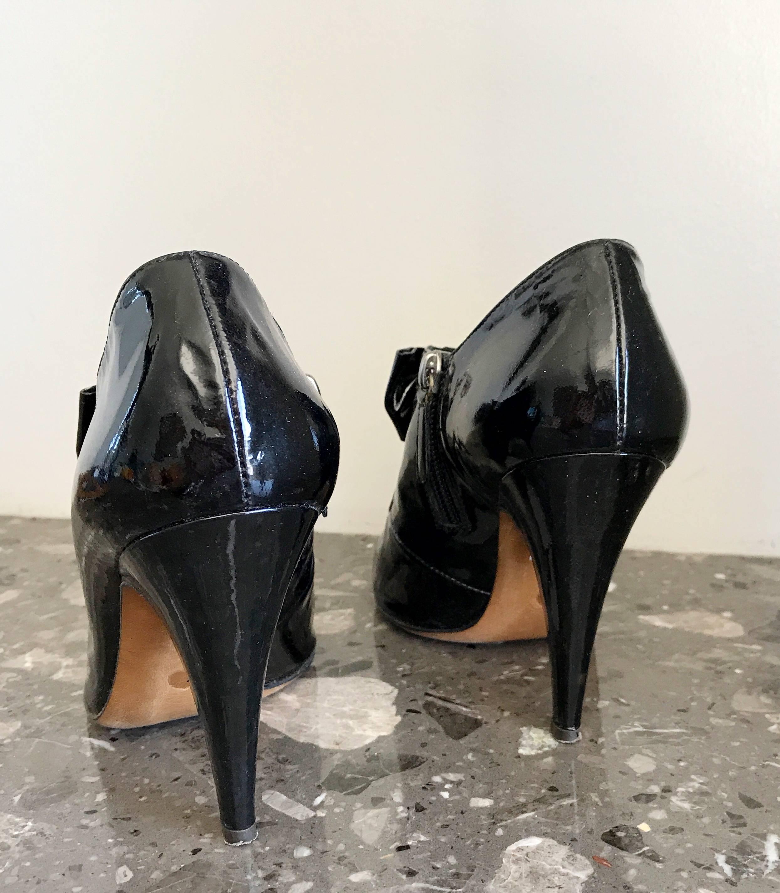 1990s Moschino Cheap and Chic Black Patent Leather Sz 37 / 7 Peep Toe Booties For Sale 1