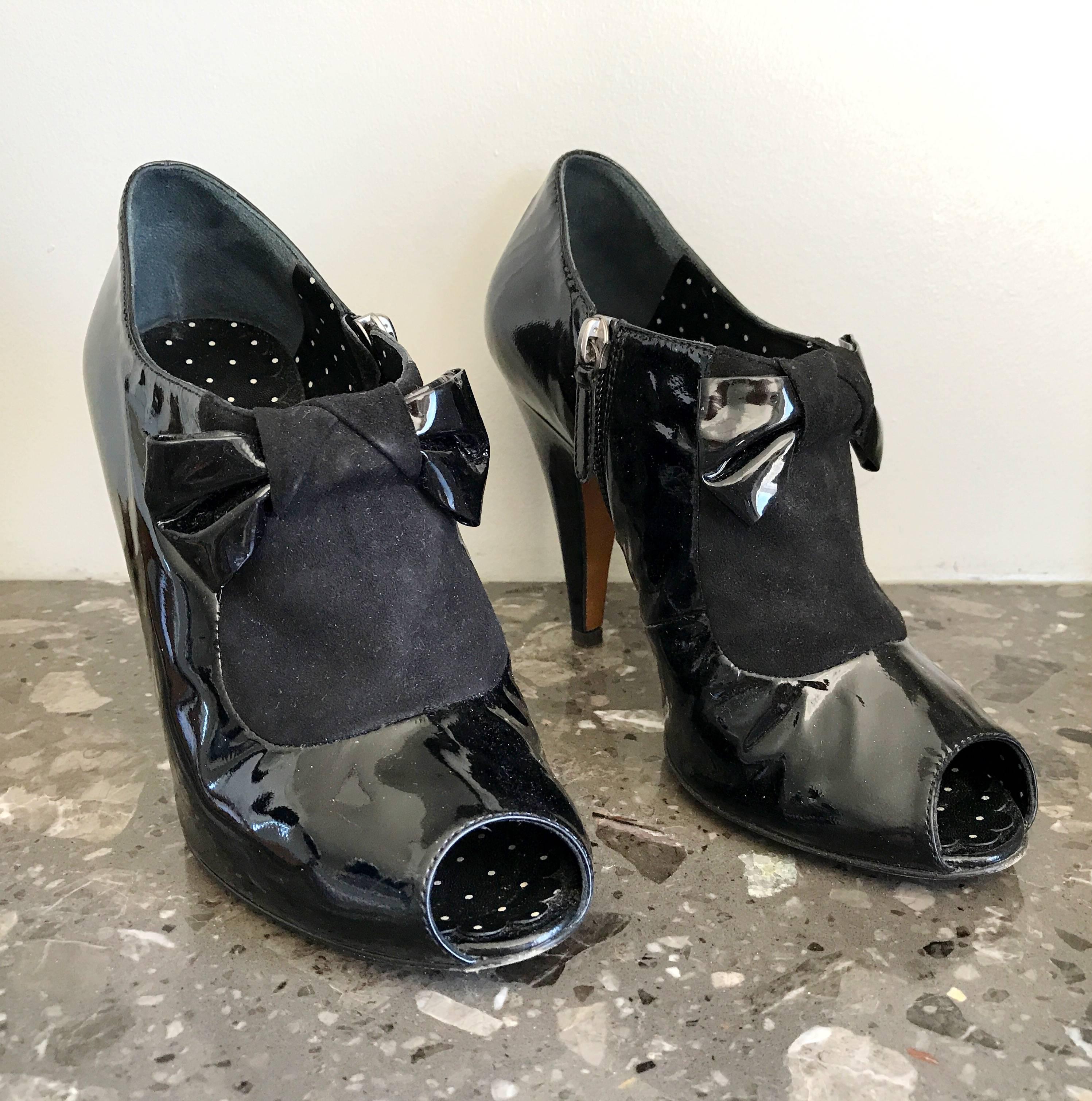 1990s Moschino Cheap and Chic Black Patent Leather Sz 37 / 7 Peep Toe Booties For Sale 2