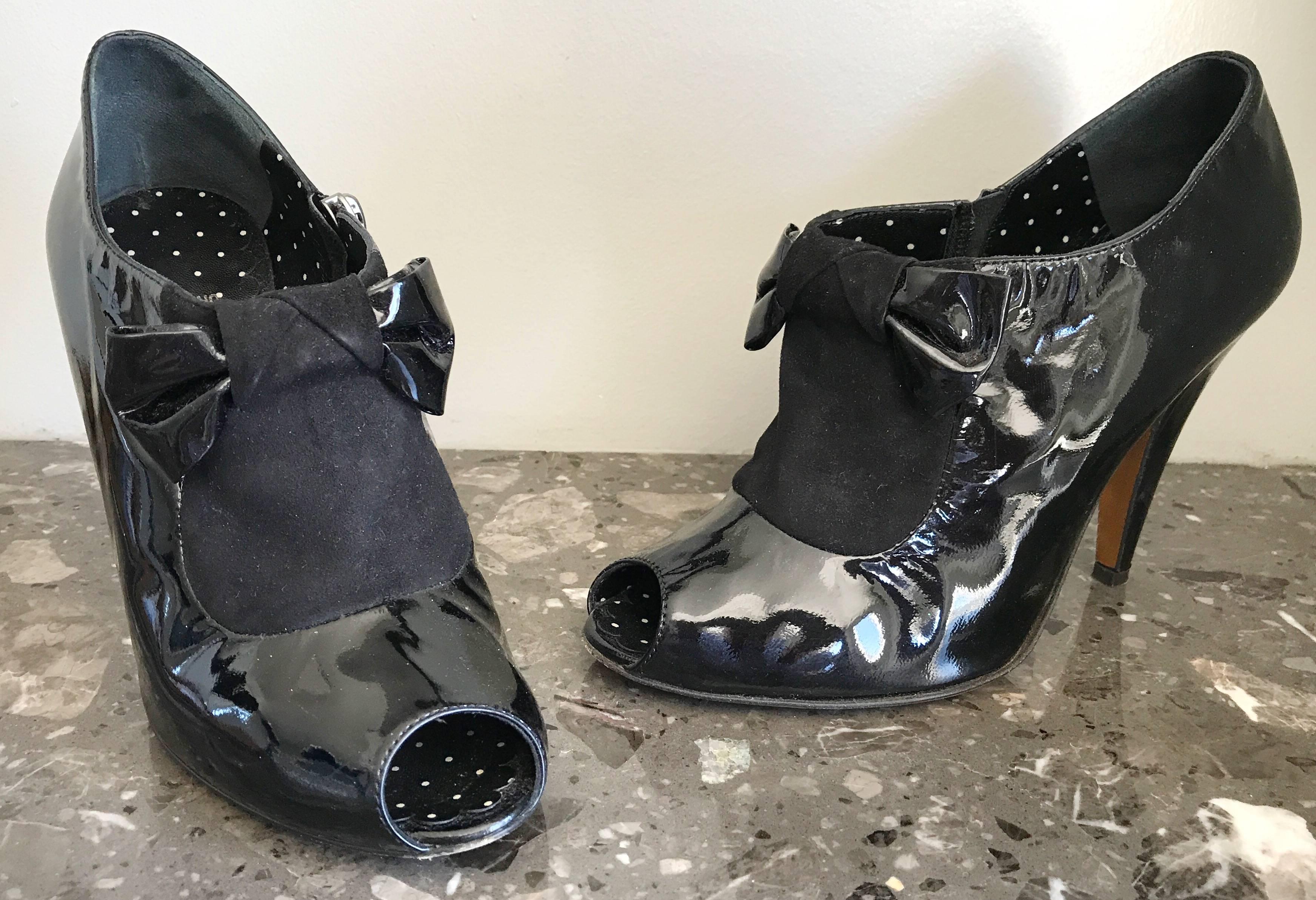 1990s Moschino Cheap and Chic Black Patent Leather Sz 37 / 7 Peep Toe Booties For Sale 3