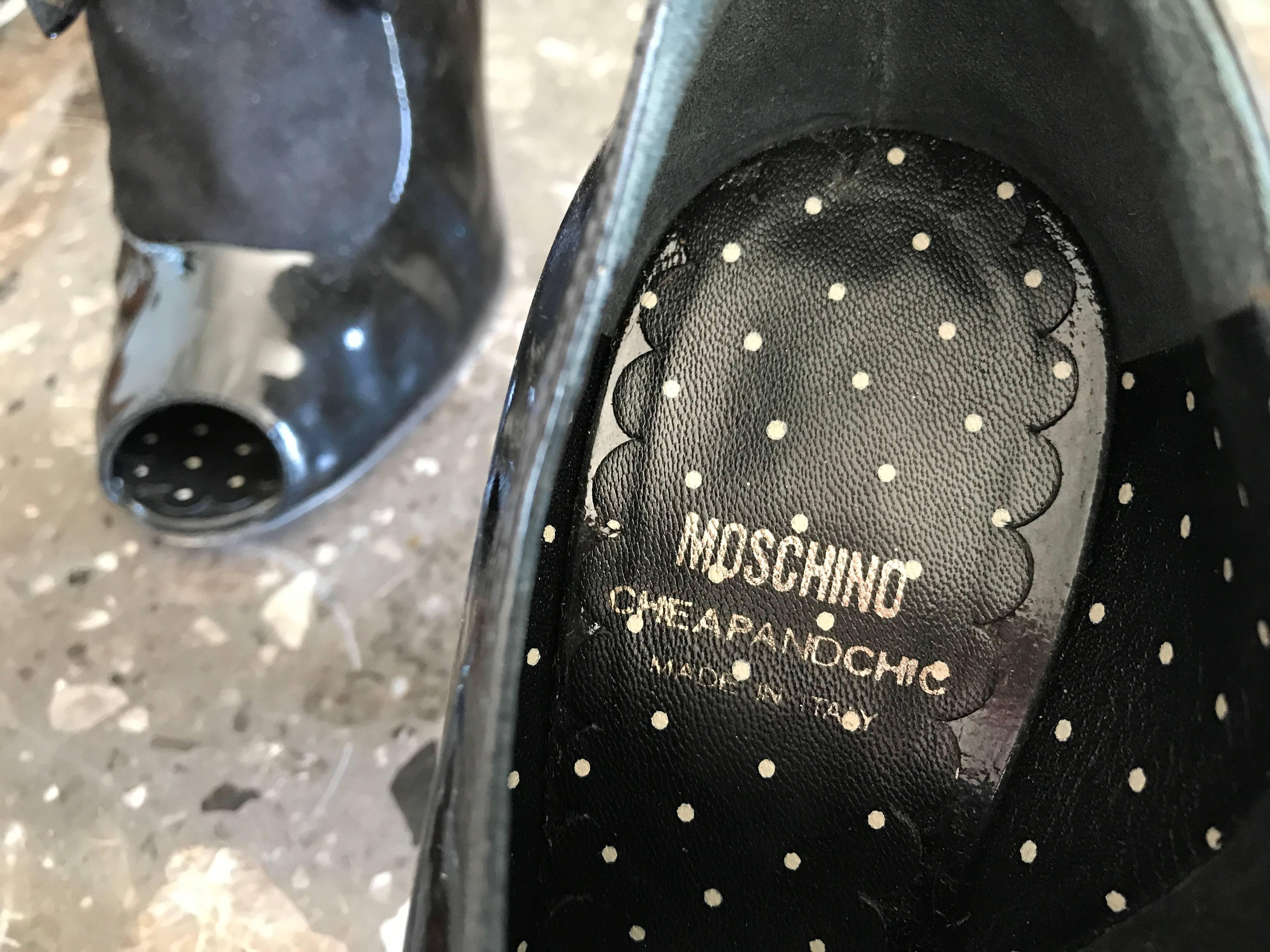 1990s Moschino Cheap and Chic Black Patent Leather Sz 37 / 7 Peep Toe Booties For Sale 4