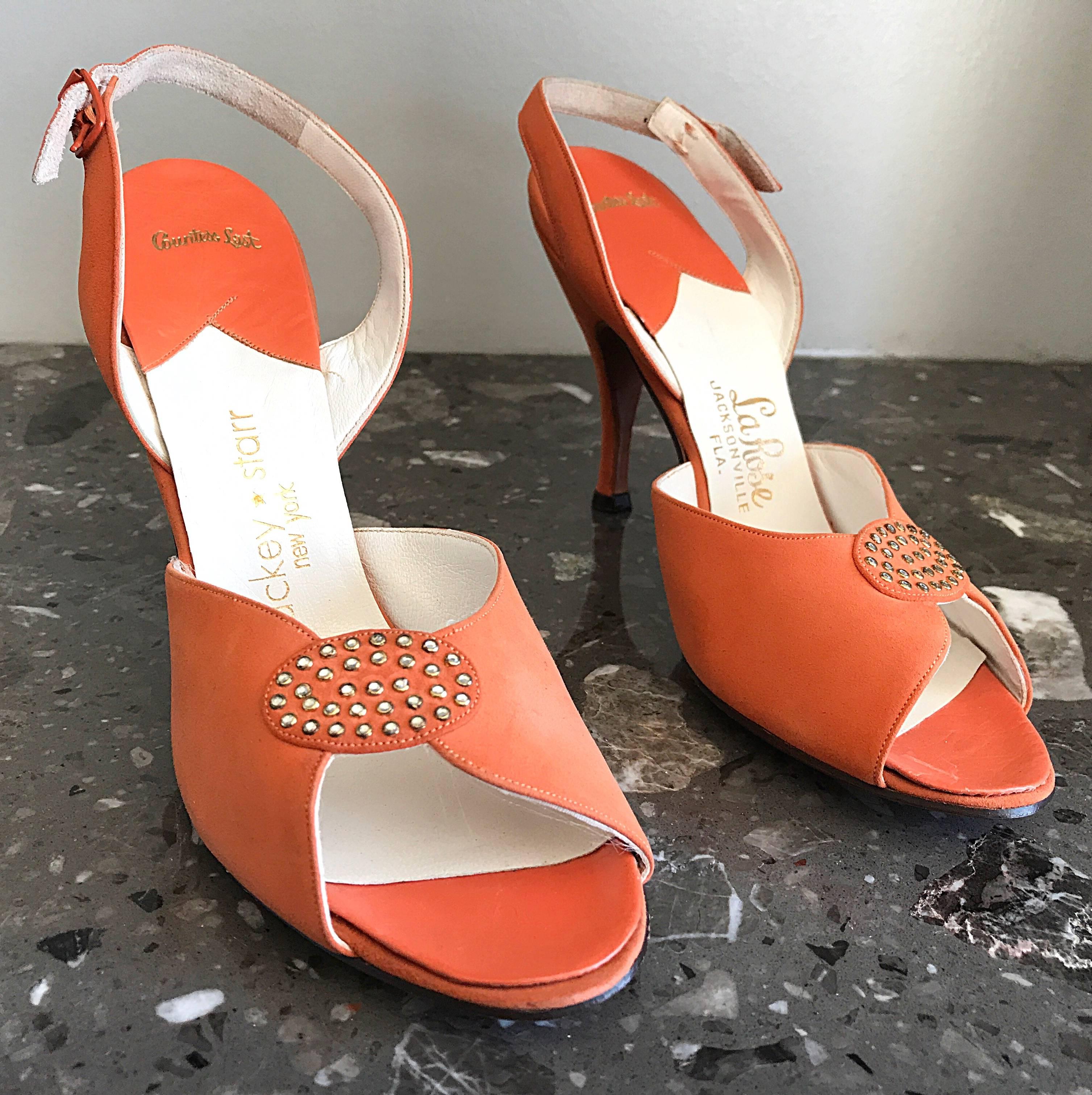 Mackey Starr Chaussures à talons à talons avec strass en cuir orange sorbet, Taille 6N, années 1950, Neuf  Pour femmes en vente