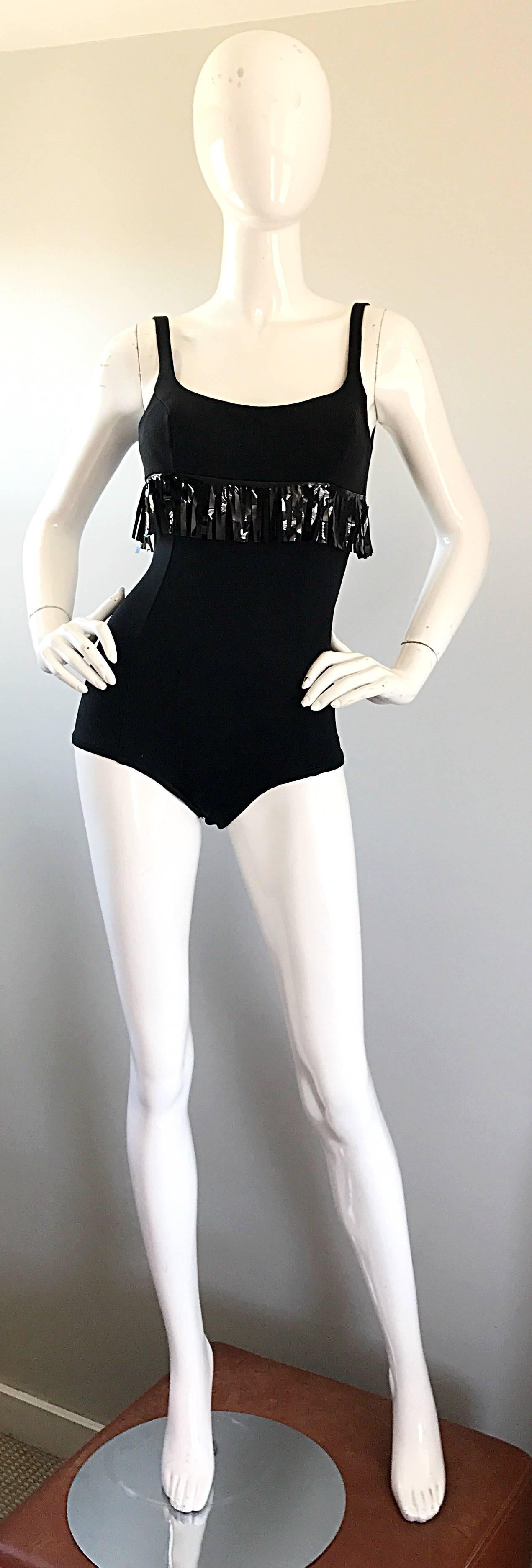 Superschicker OLEG CASSINI 1960er Jahre schwarzer Vinyl-Fransen-Badeanzug oder Body! Schmeichelhafter, knabenhafter Schnitt, der das Gesäß perfekt bedeckt und sich dehnt, um zu passen. Schwarze Vinylfransen unterhalb der Taille. Die verstellbaren