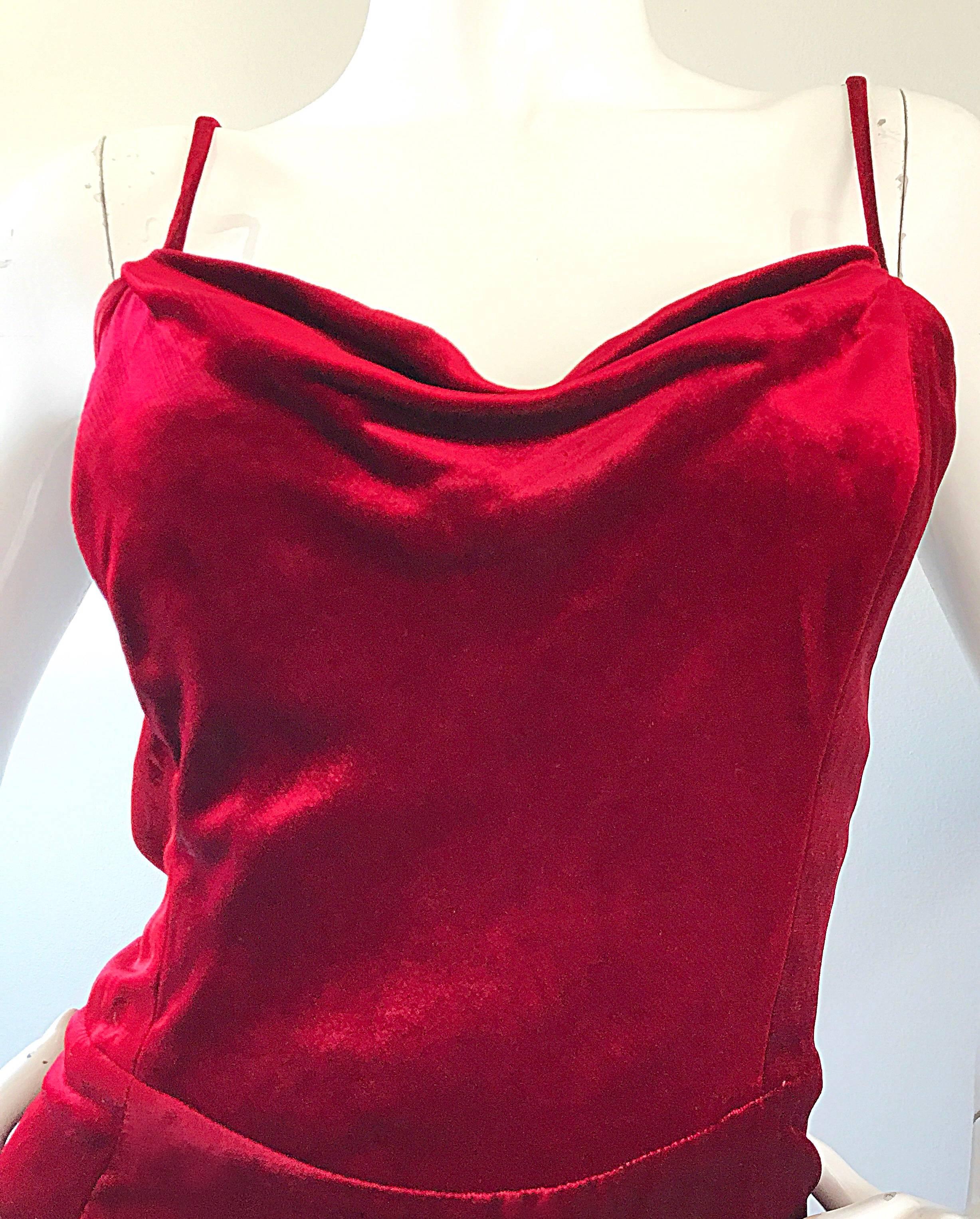 Rouge Giorgio Armani Collezioni - Robe vintage rouge chimson en velours de soie, taille 8, 1990 en vente