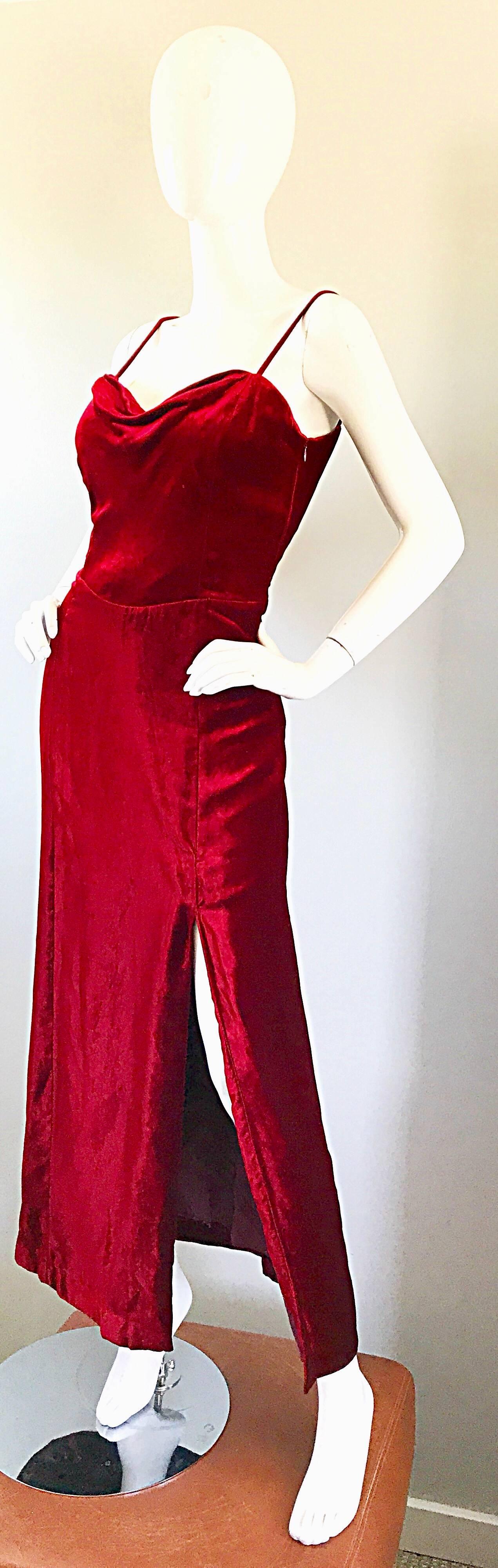 Giorgio Armani Collezioni - Robe vintage rouge chimson en velours de soie, taille 8, 1990 Excellent état - En vente à San Diego, CA