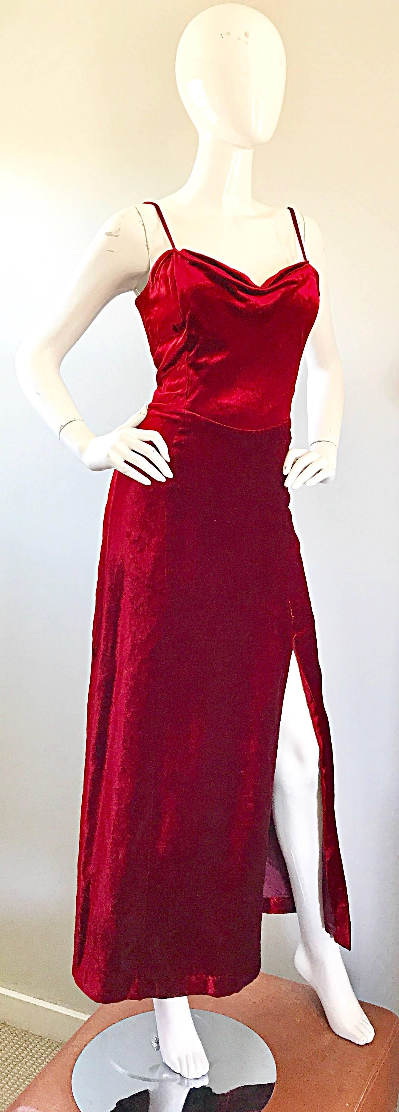 Giorgio Armani Collezioni - Robe vintage rouge chimson en velours de soie, taille 8, 1990 en vente 1