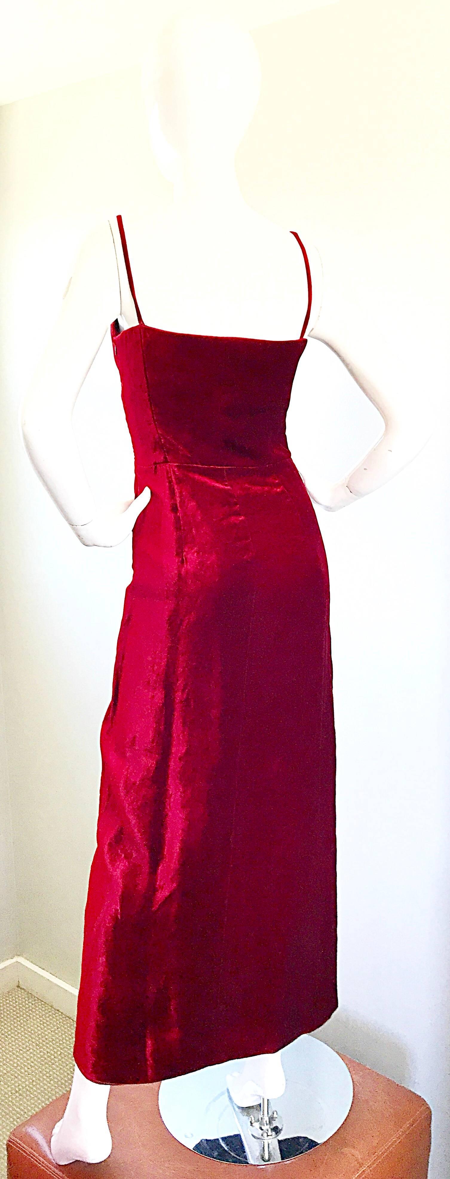 Giorgio Armani Collezioni - Robe vintage rouge chimson en velours de soie, taille 8, 1990 en vente 3