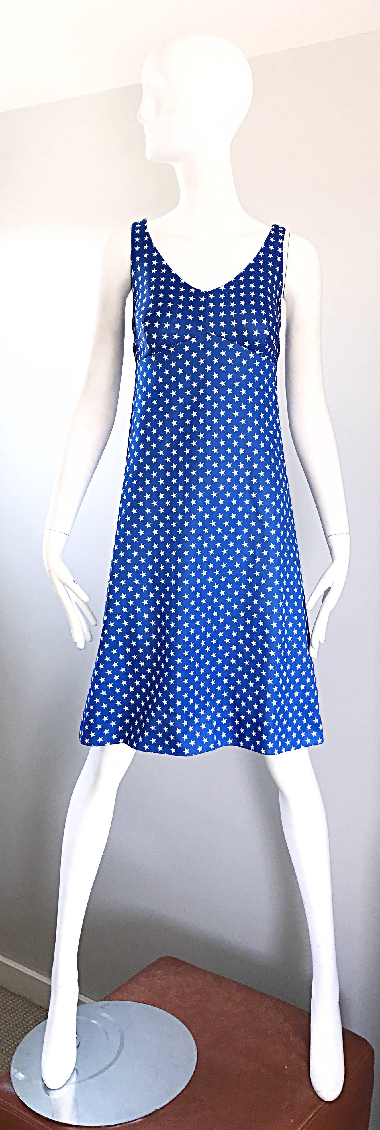 1960er Jahre Königsblaues und weißes A-Linien-Kleid mit Sterndruck im Vintage-Stil der 60er Jahre (Violett) im Angebot