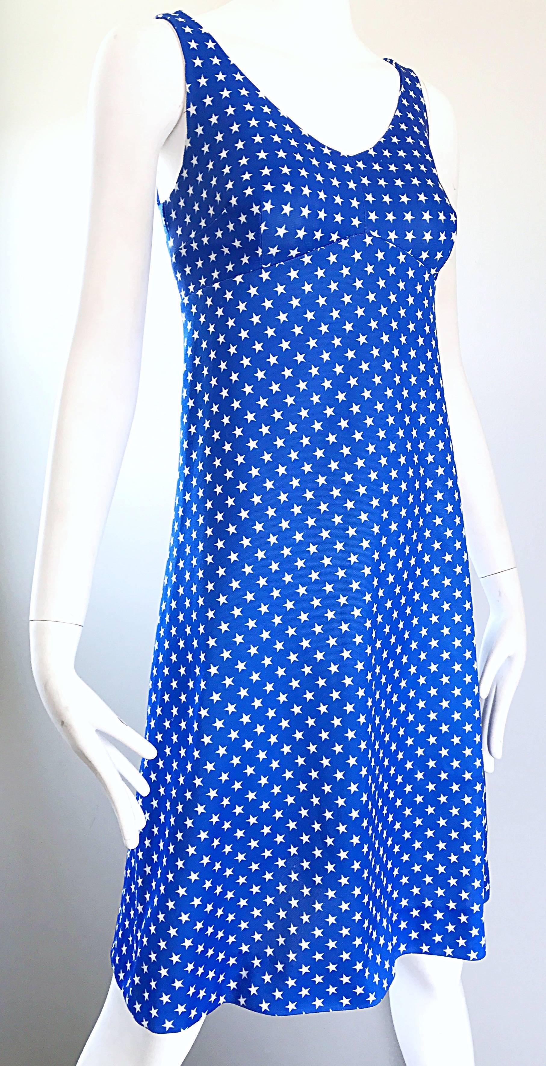 1960er Jahre Königsblaues und weißes A-Linien-Kleid mit Sterndruck im Vintage-Stil der 60er Jahre im Zustand „Hervorragend“ im Angebot in San Diego, CA