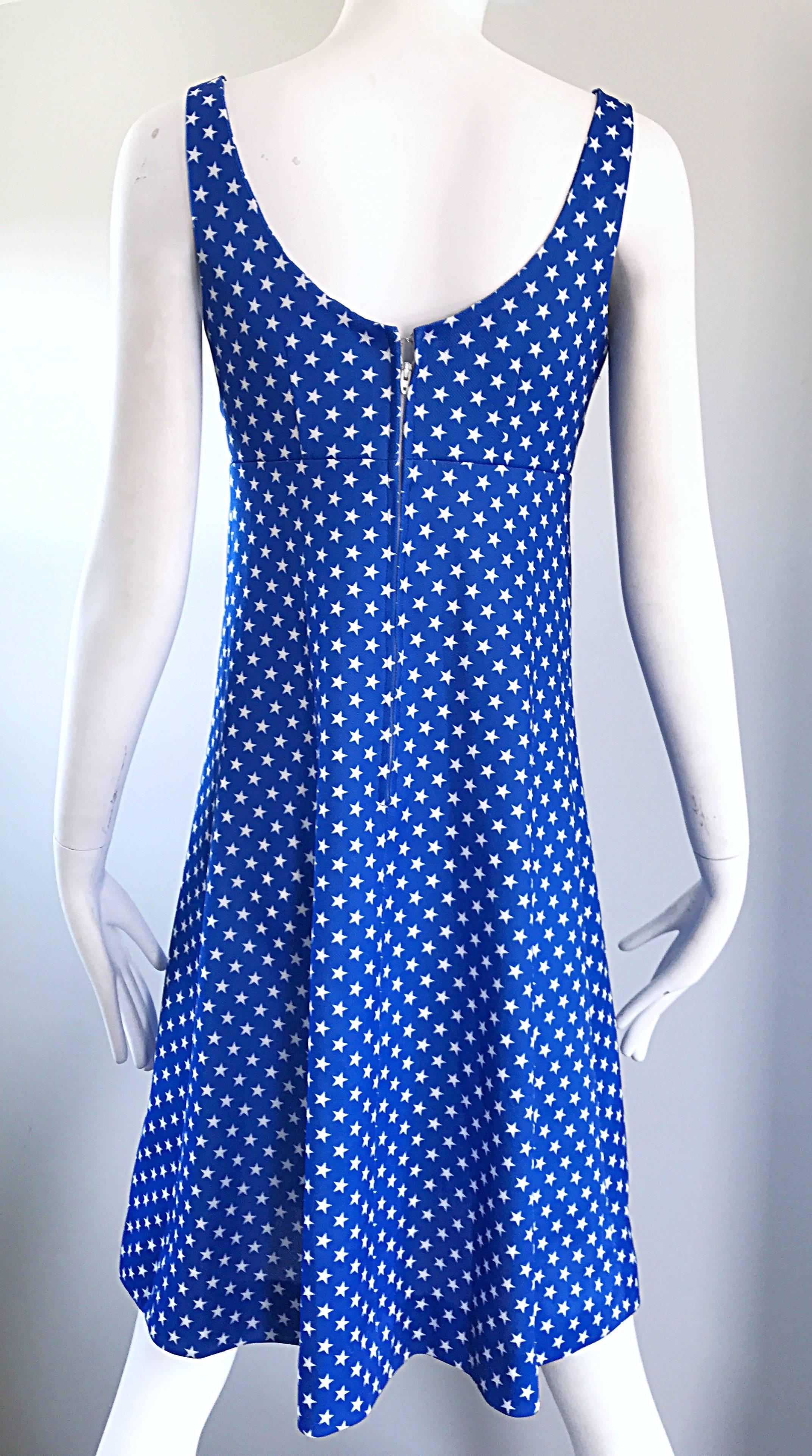 1960er Jahre Königsblaues und weißes A-Linien-Kleid mit Sterndruck im Vintage-Stil der 60er Jahre Damen im Angebot