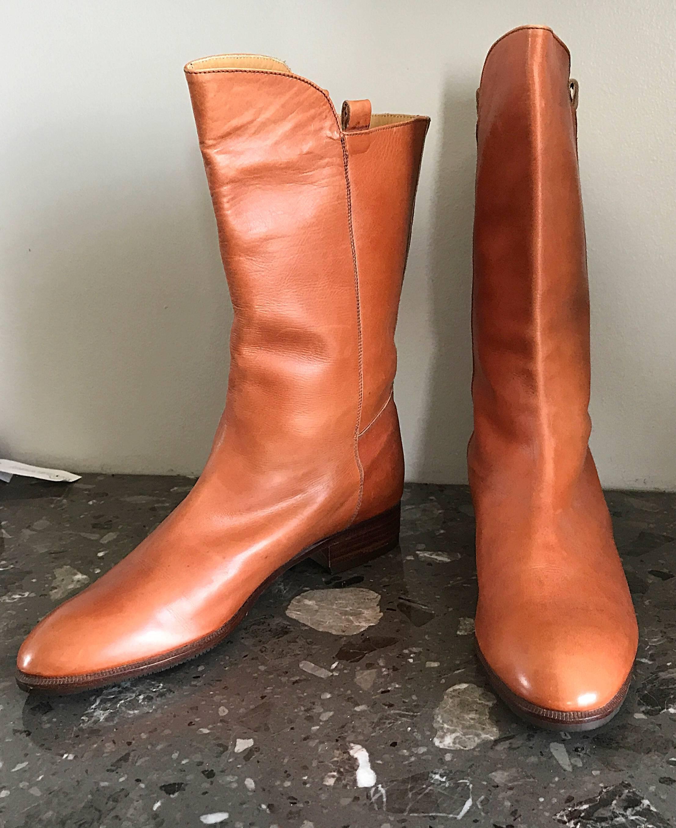New never worn vintage 80s PERRY ELLIS tan cognac colored size 6 calf length leather boots ! La couleur selle s'accorde littéralement avec tout ! Il s'enfile simplement et est doté d'une semelle en cuir. Ajoute une touche de couleur à une simple