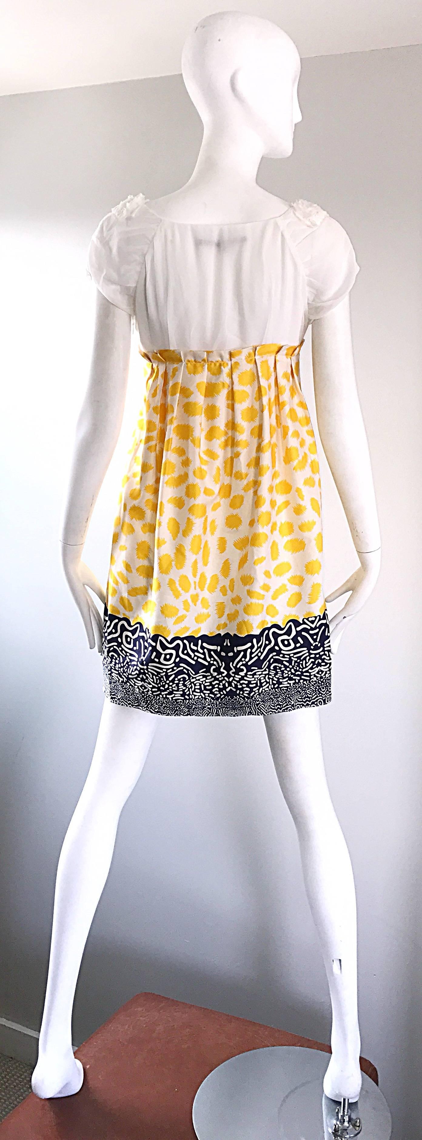 Marc Jacobs Collection White Yellow Blue Short Sleeve Size 2 Sac Nanydoll Dress In Excellent Condition For Sale In San Diego, CA