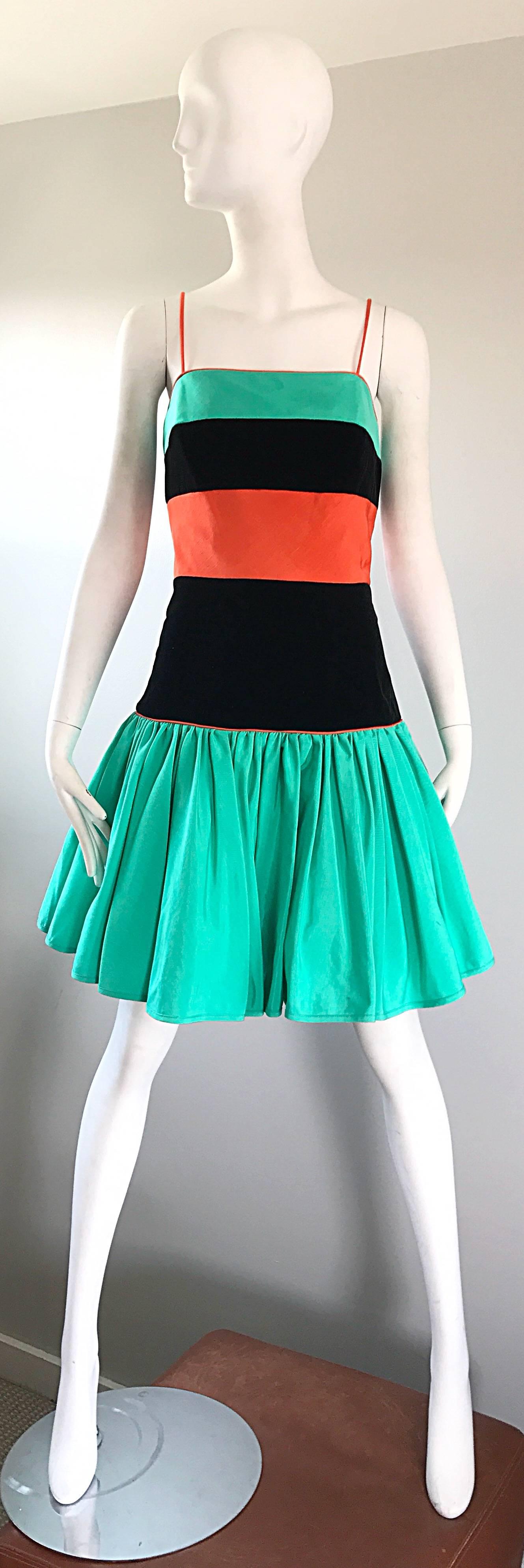 ¡Increíble vestido de cintura caída con bloques de color verde, negro y naranja de los años 80 BARBOGLIO CRISTINA + JAN! Lujosa y suave mezcla de rayón y algodón, con dos paneles de terciopelo negro en el corpiño. Este tirante espagueti naranja.