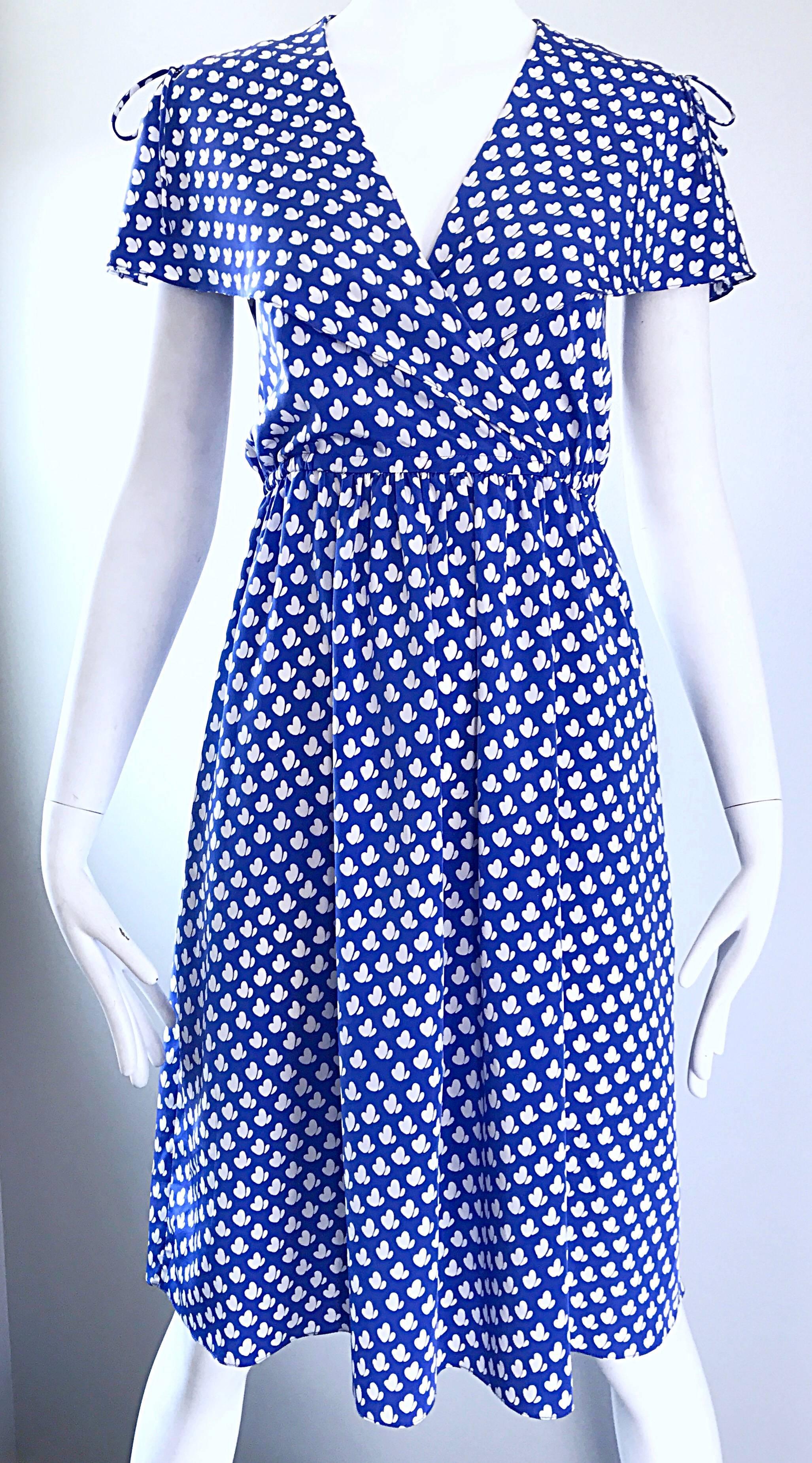 Vintage Pierre Cardin 1970s Blue + White Heart Print Flutter Sleeve 70s Dress In Excellent Condition For Sale In San Diego, CA