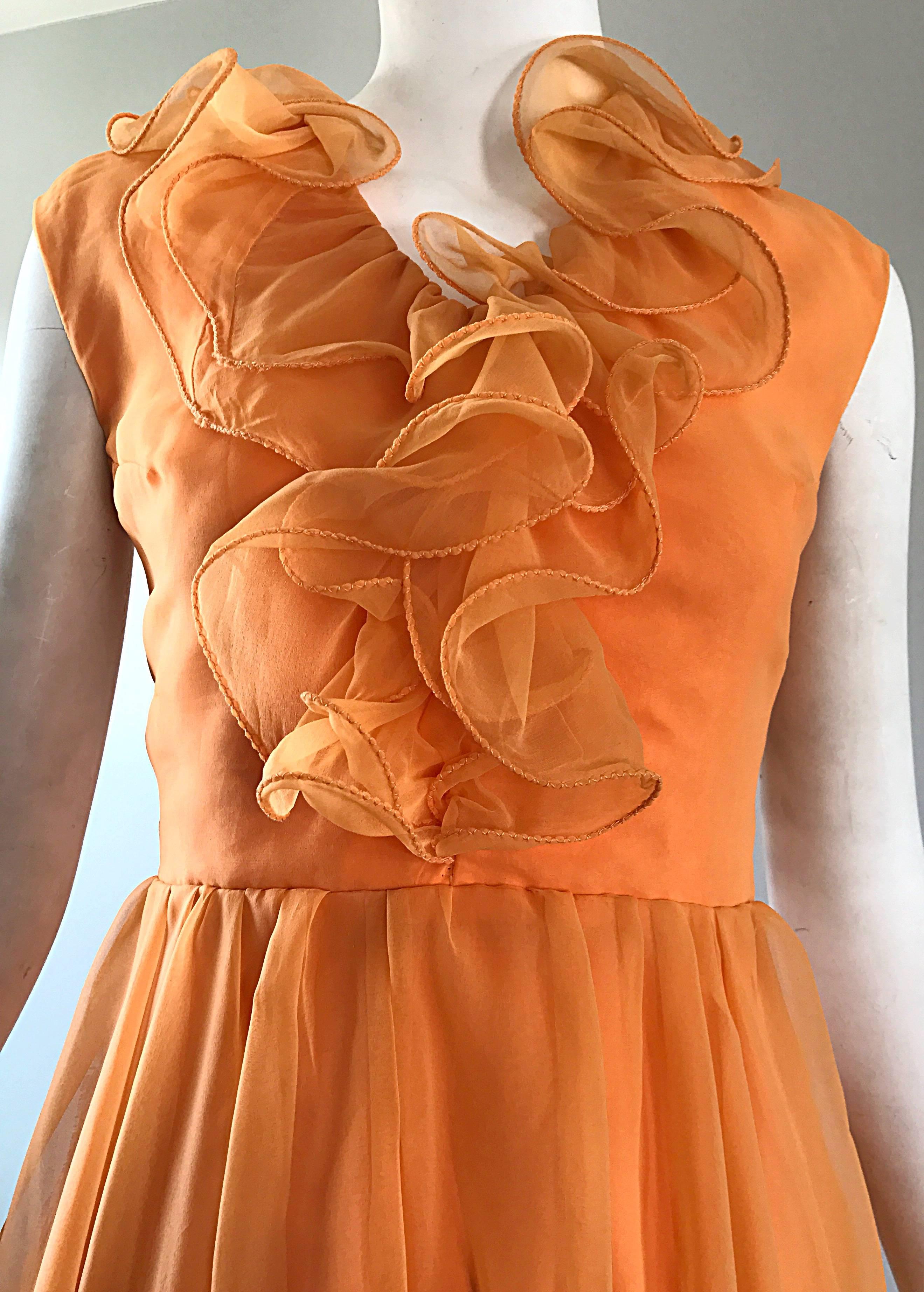 Robe chic des années 1960 en mousseline de soie orange Sorbert avec volants détaillés ! Le corsage est ajusté et la jupe est ample et flatteuse. Fermeture à glissière entièrement métallique dans le dos avec fermeture à crochet. Entièrement doublée,