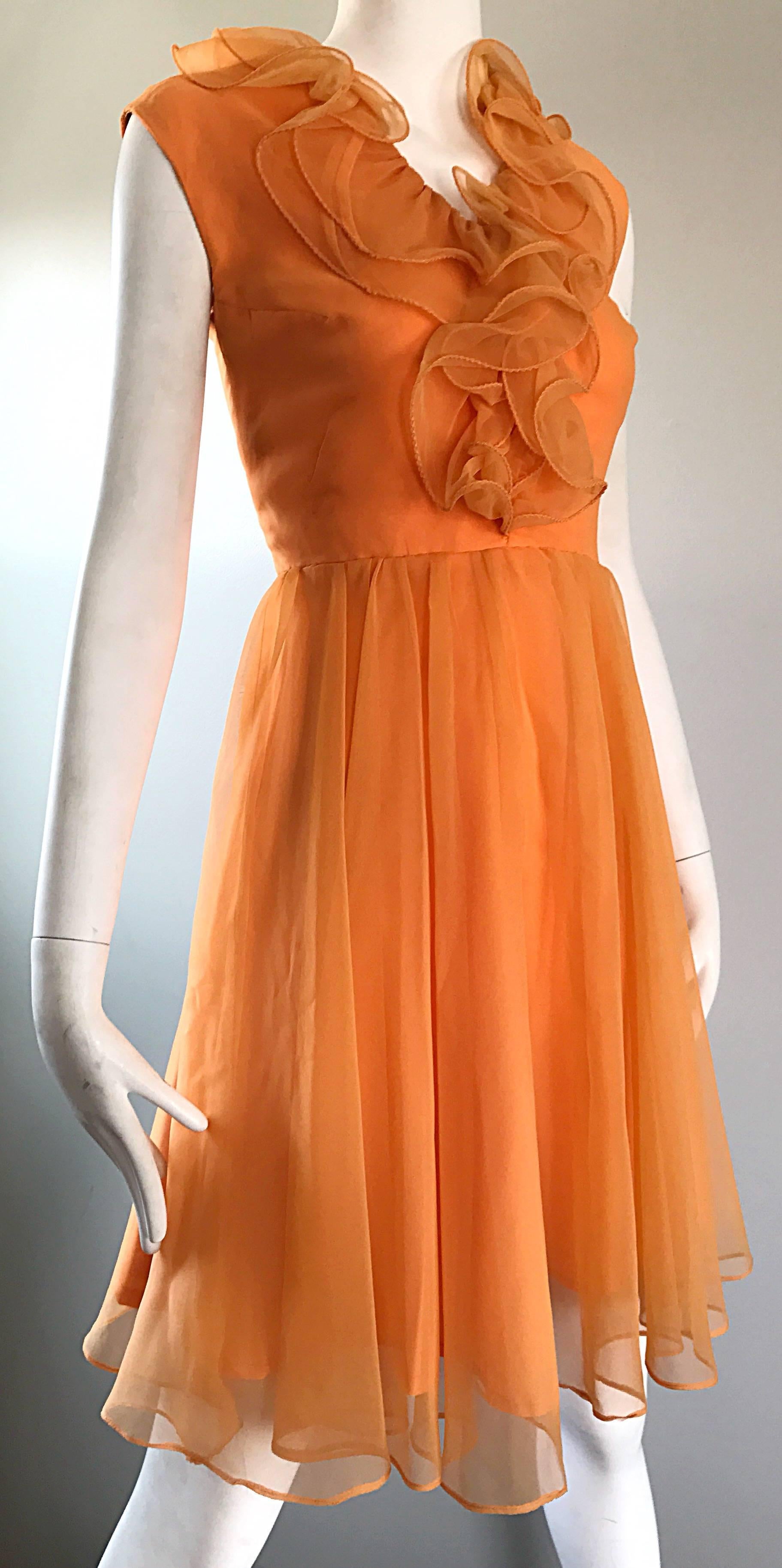 1960er Chic Sorbert Orange Chiffon Rüschenausschnitt Vintage A - Linie 60er Jahre Kleid  Damen im Angebot