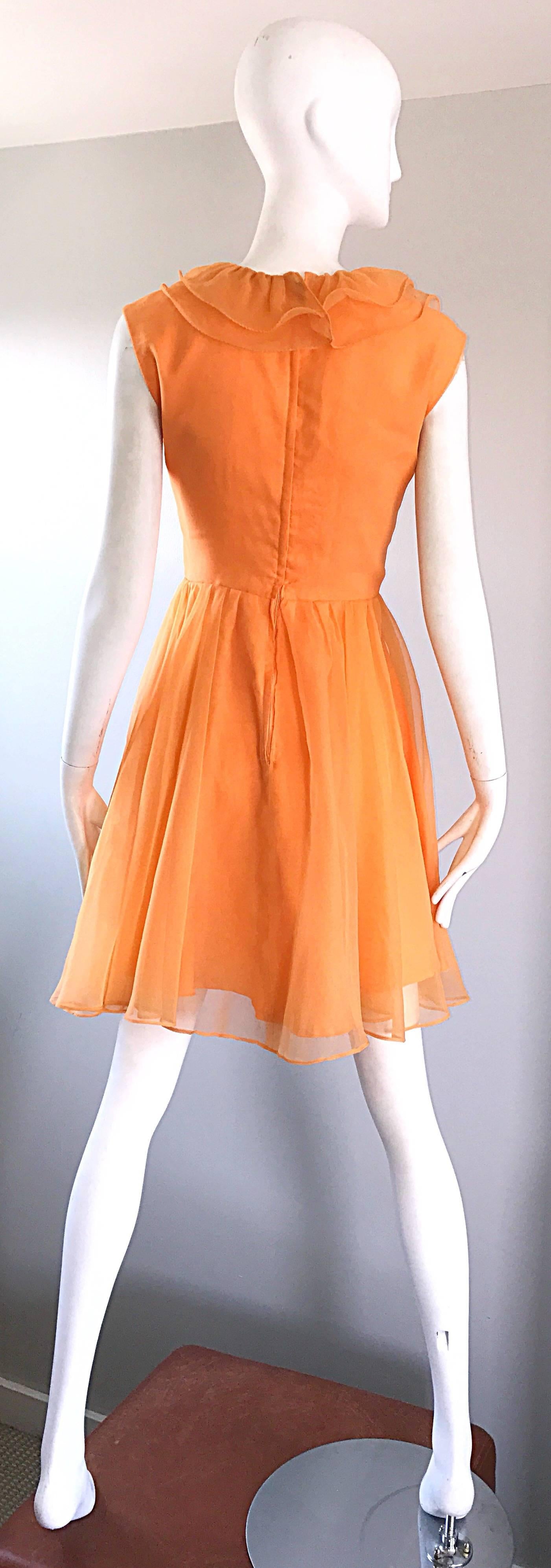1960er Chic Sorbert Orange Chiffon Rüschenausschnitt Vintage A - Linie 60er Jahre Kleid  im Angebot 1