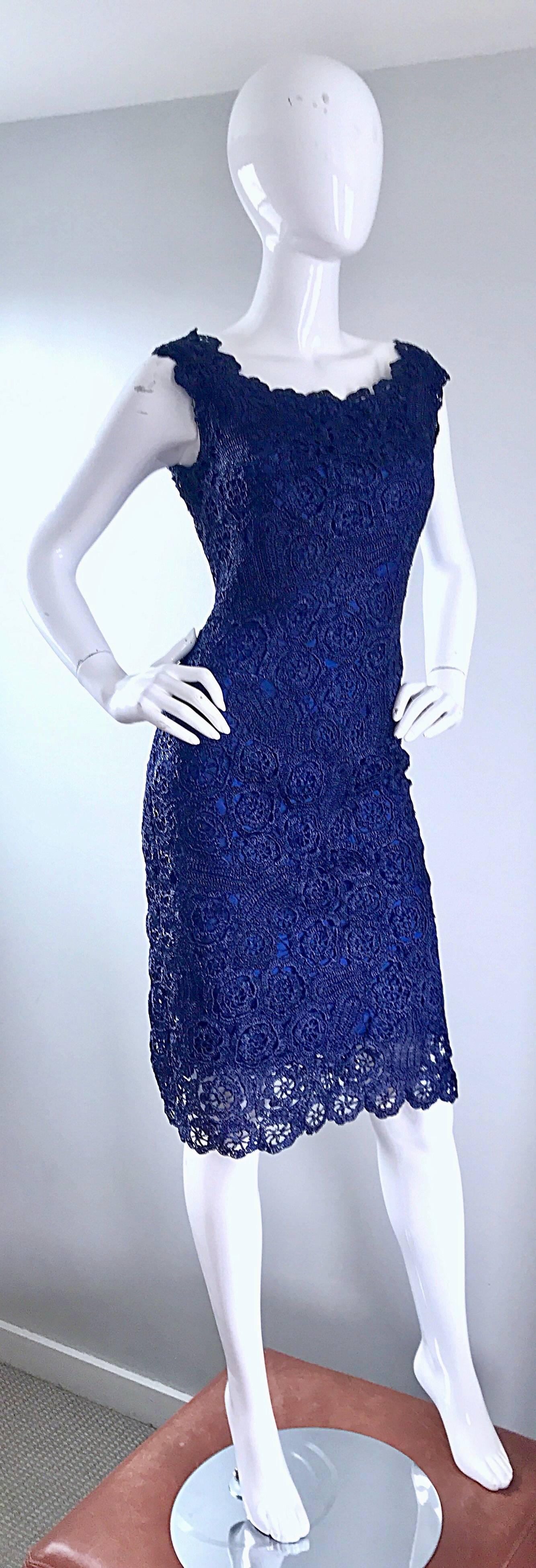 Magnifique robe Demi Couture des années 1950 en raphia bleu marine avec découpe à l'extérieur (années 1950) Excellent état - En vente à San Diego, CA