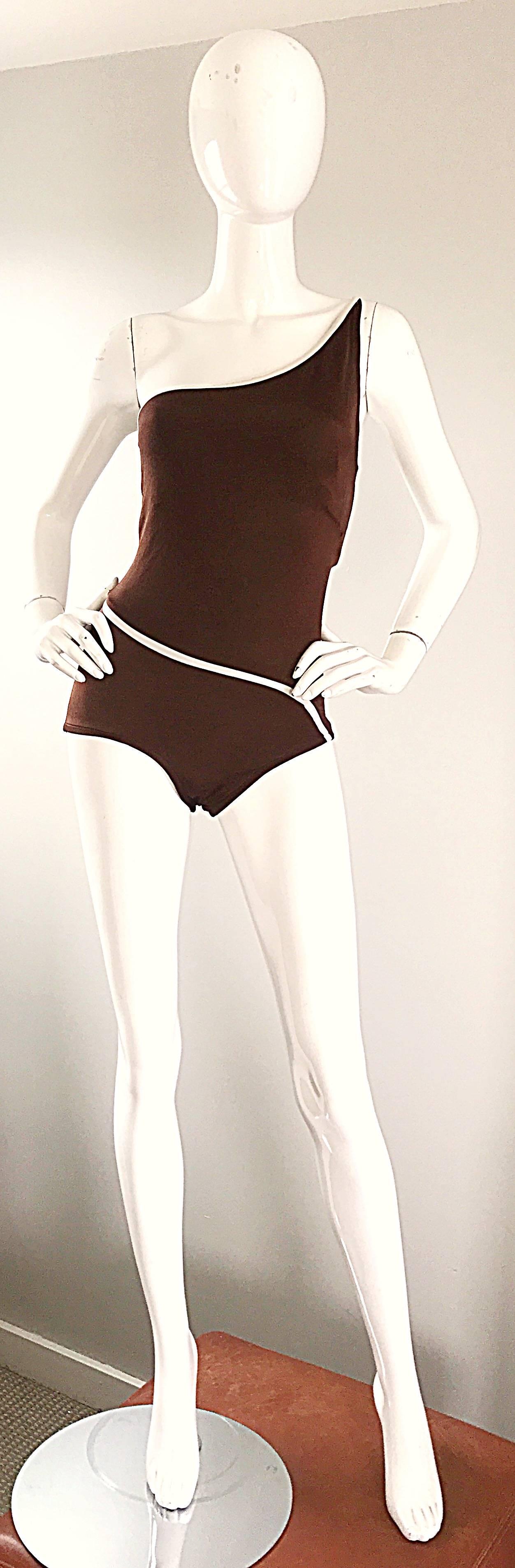 Sexy 70s BILL BLASS chocolate brown and white one shoulder swimsuit or bodysuit! Features a sloped with stripe at waistband, and above the bust. Built in interior support at bust. Great for the beach, pool, or paired with shorts, jeans, or a skirt