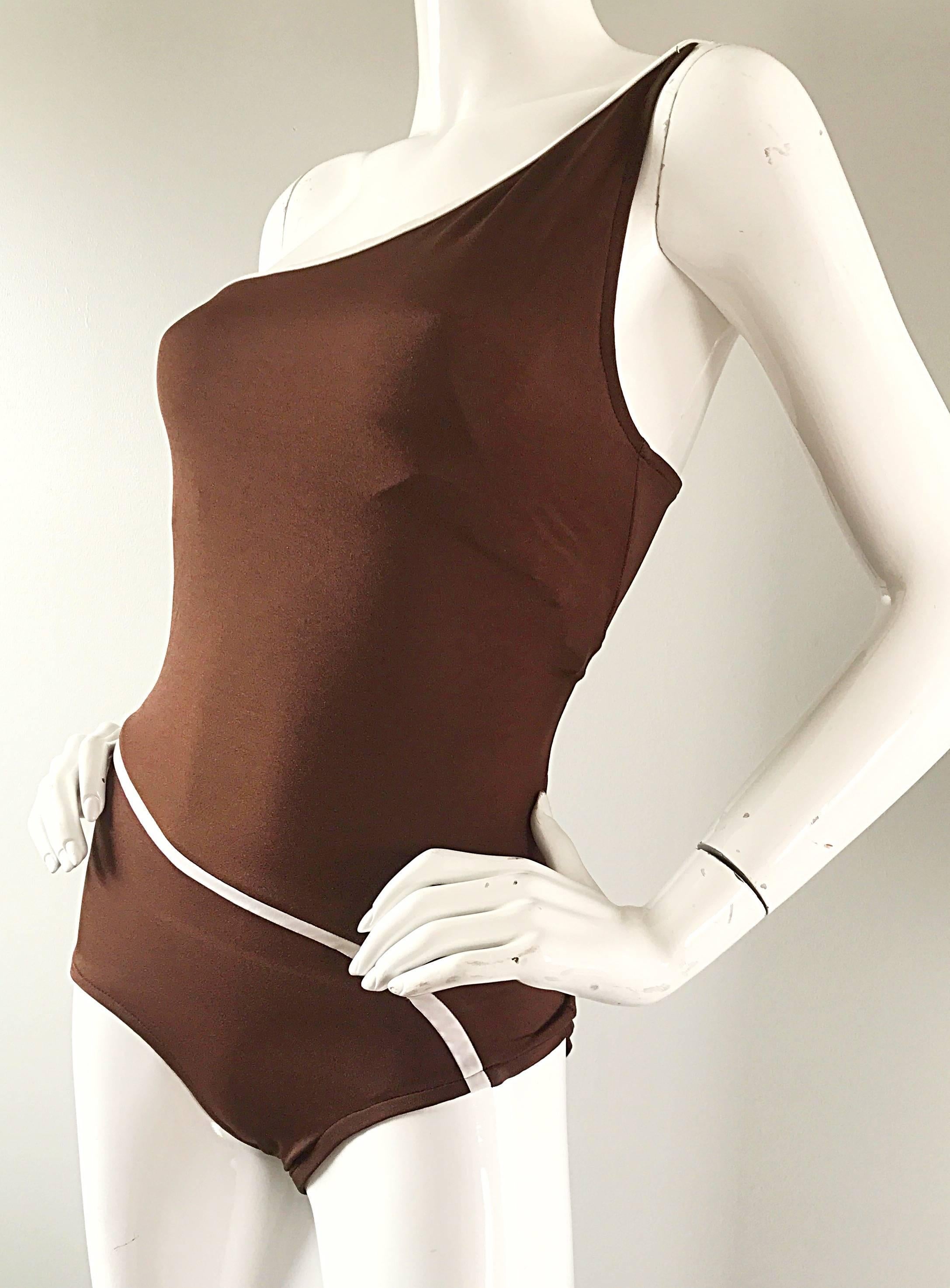 1970er Bill Blass Brown White One Shoulder Vintage One Piece Swimsuit Bodysuit (Schwarz) im Angebot