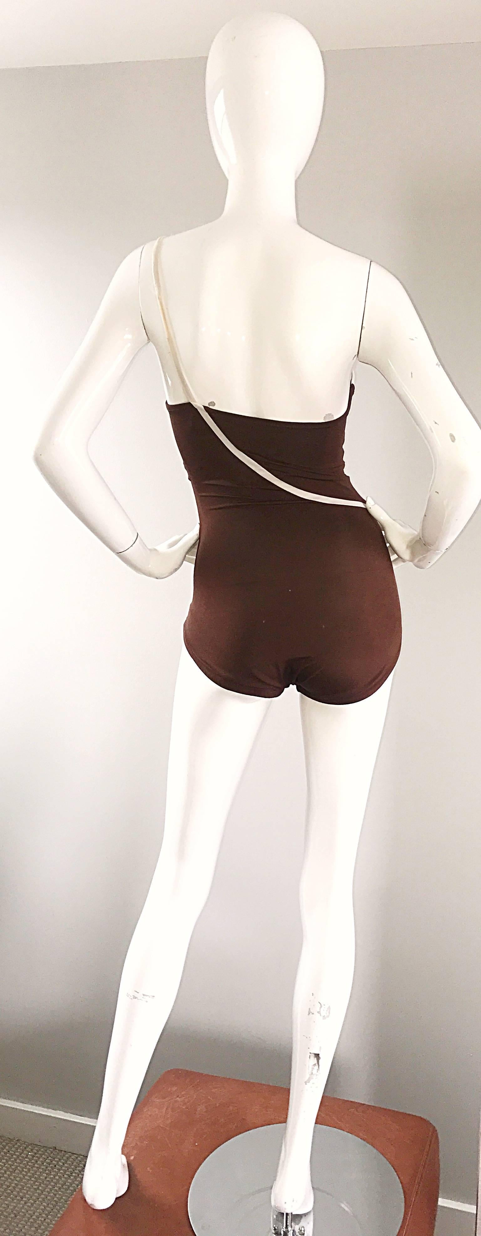 1970er Bill Blass Brown White One Shoulder Vintage One Piece Swimsuit Bodysuit im Zustand „Hervorragend“ im Angebot in San Diego, CA