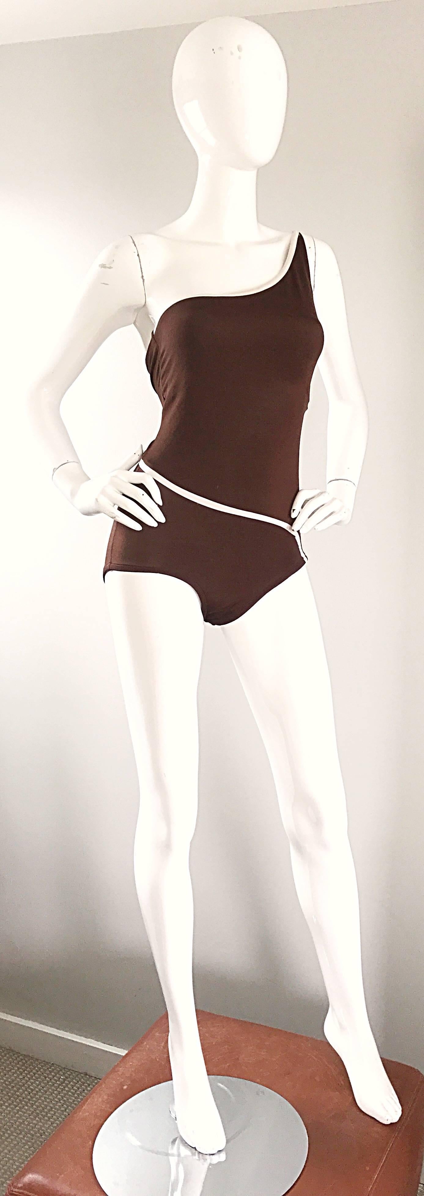 1970er Bill Blass Brown White One Shoulder Vintage One Piece Swimsuit Bodysuit Damen im Angebot