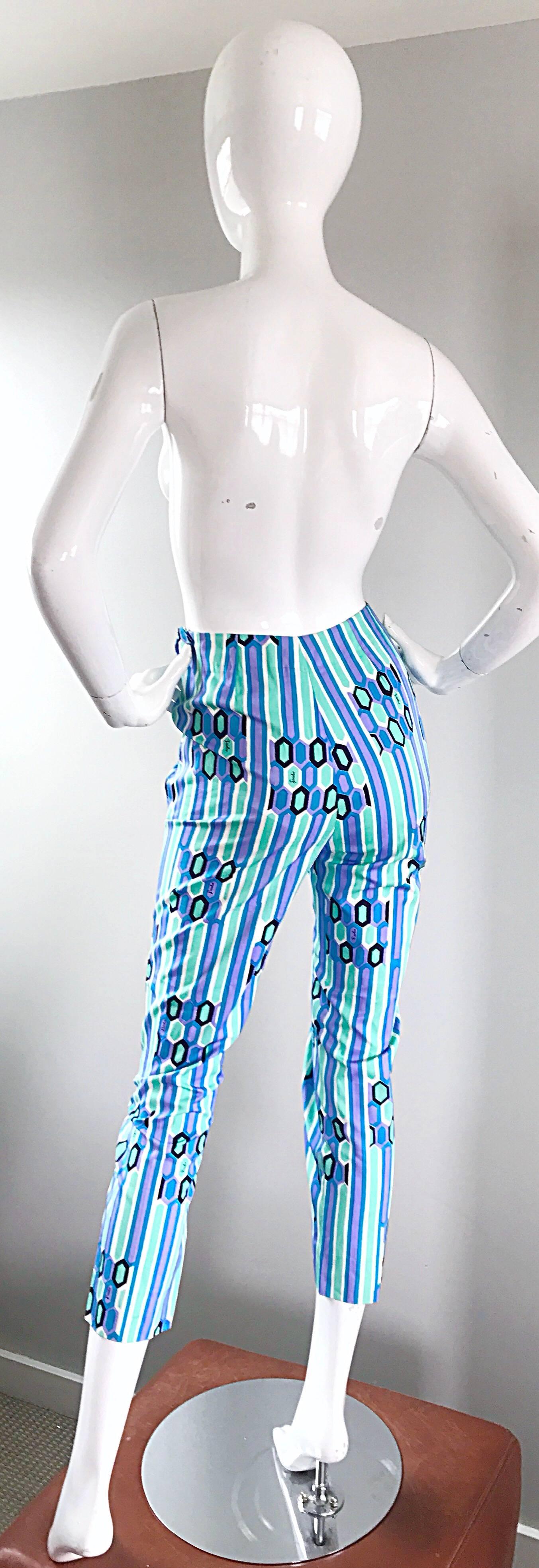 1960s Emilio Pucci Blue Kaleidoscope Print High Waist Vintage 60s Capri Pants In Excellent Condition For Sale In San Diego, CA
