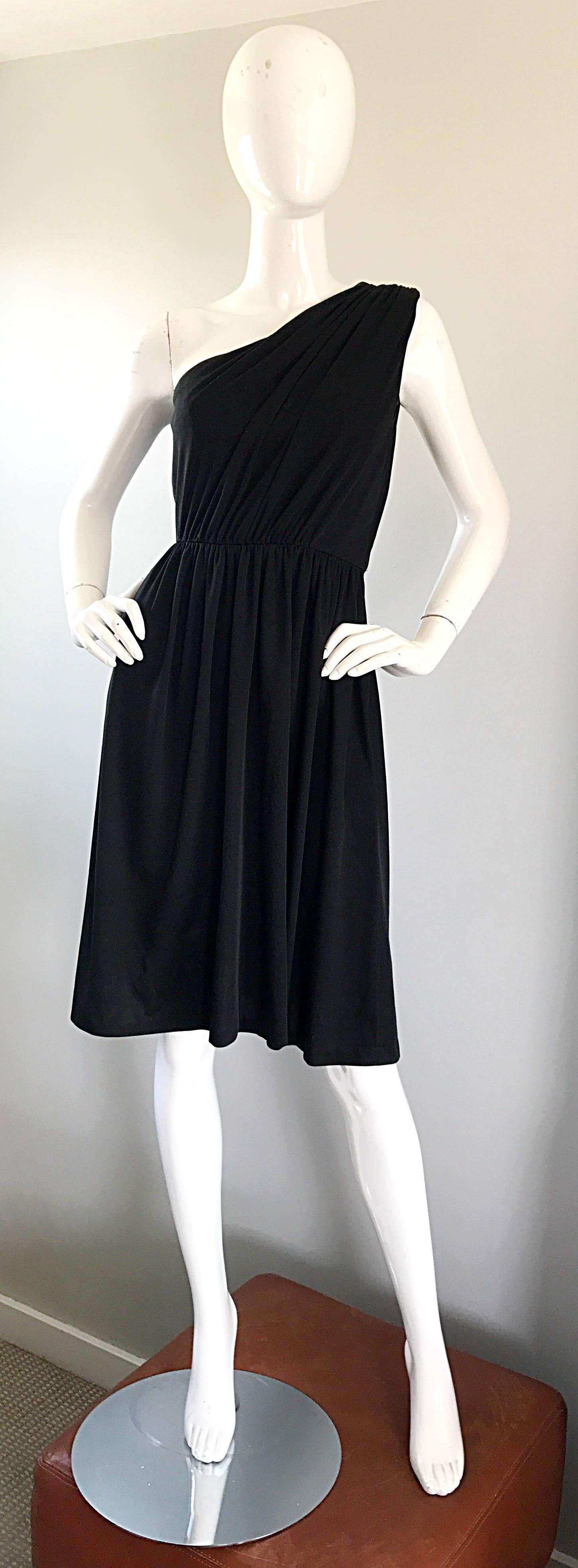 Superbe robe vintage des années 1970 en jersey noir à une épaule, signée ANTHONY MUTO pour JOSPEH MAGNIN ! Un corsage magnifiquement drapé, avec une jupe fluide au genou. Une telle attention aux détails a été apportée à la construction de ce joyau.