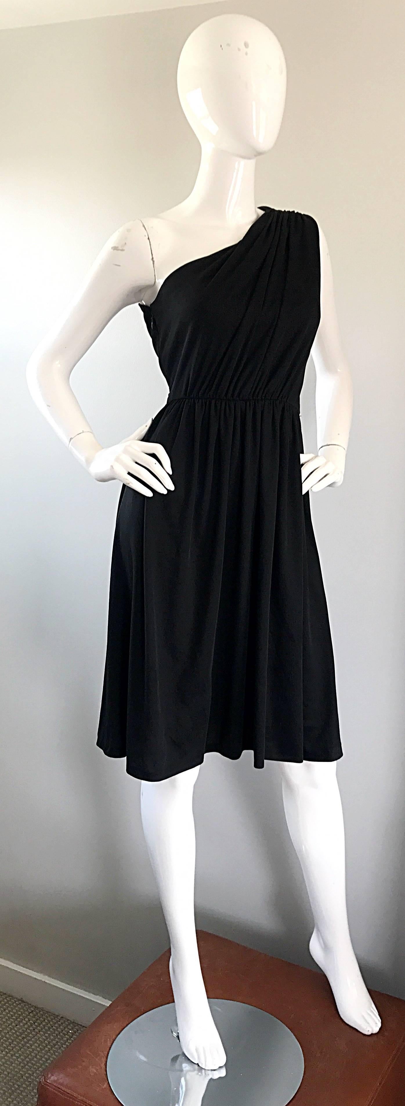 Noir Anthony Muto pour Joseph Magnin - Robe grecque asymétrique en jersey noir, années 1970 en vente