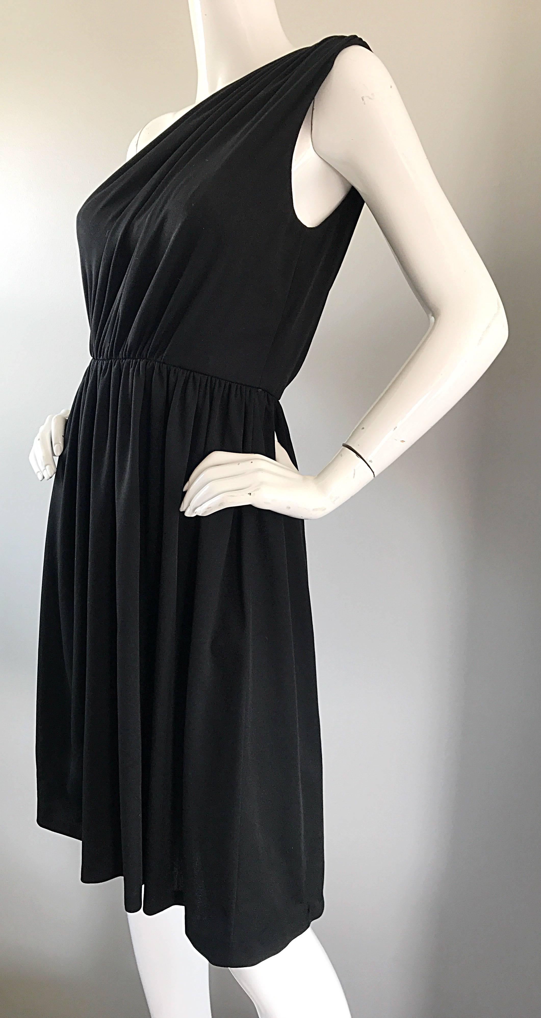 Anthony Muto pour Joseph Magnin - Robe grecque asymétrique en jersey noir, années 1970 Excellent état - En vente à San Diego, CA