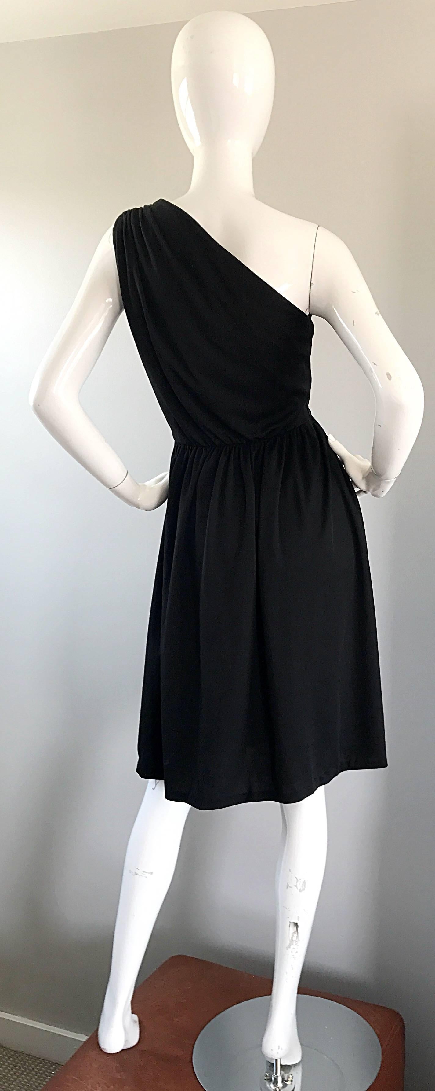 Anthony Muto pour Joseph Magnin - Robe grecque asymétrique en jersey noir, années 1970 Pour femmes en vente
