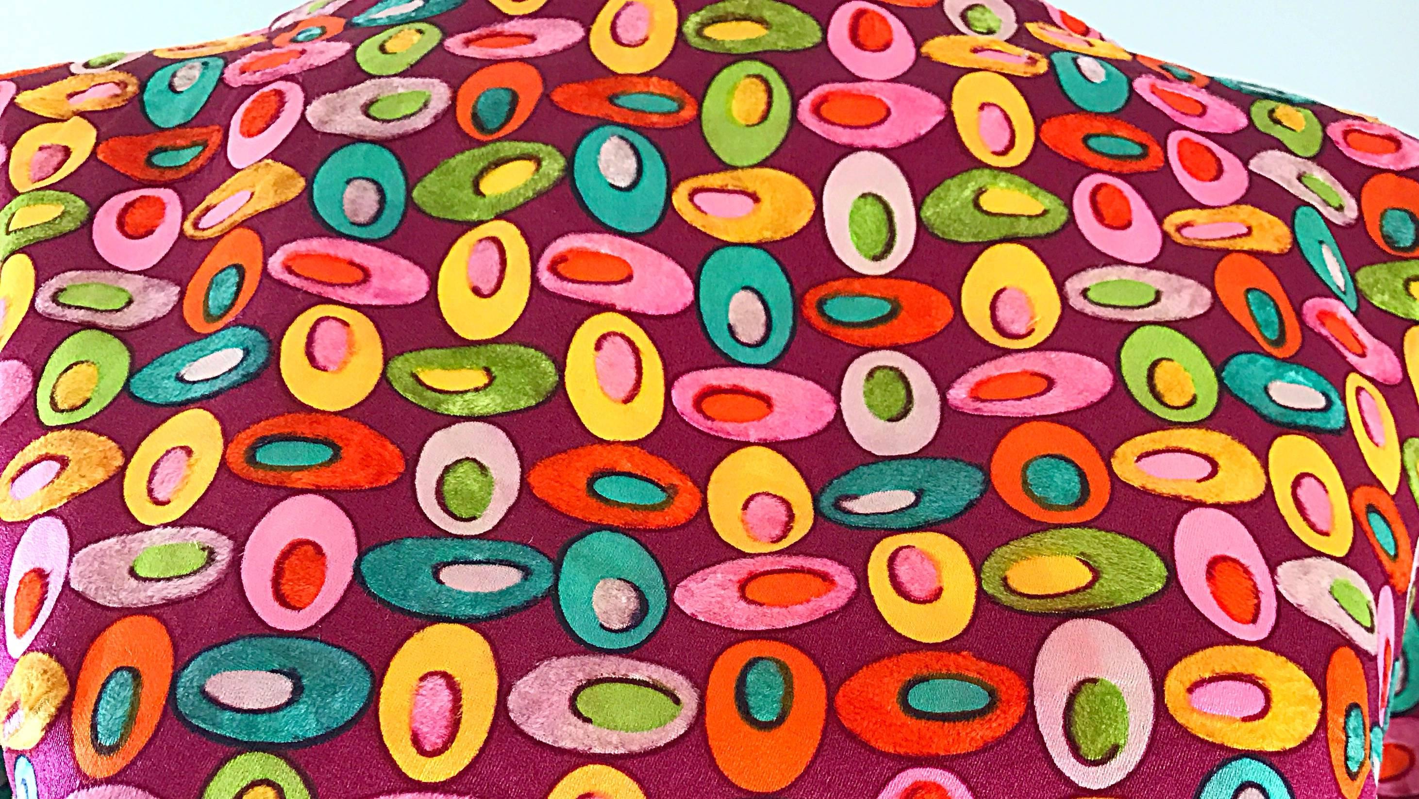 Chic 1960s colorato stampa oliva Pucci stile 3/4 manica a campana A-Line vestito! Presenta uno sfondo bordeaux maroon con olive stampate in giallo, verde, rosa, blu, verde acqua e rosso. Corpetto aderente con gonna a ruota. Le maniche a 3/4 sono