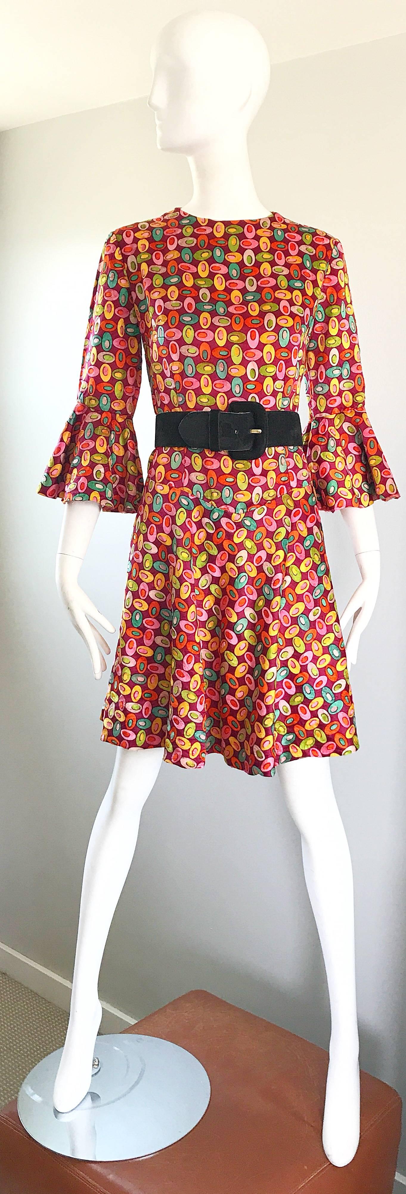 Donna Chic 1960s Pucci Style Bell Sleeve Olive Print Silk Vintage 60s A Line Dress in vendita