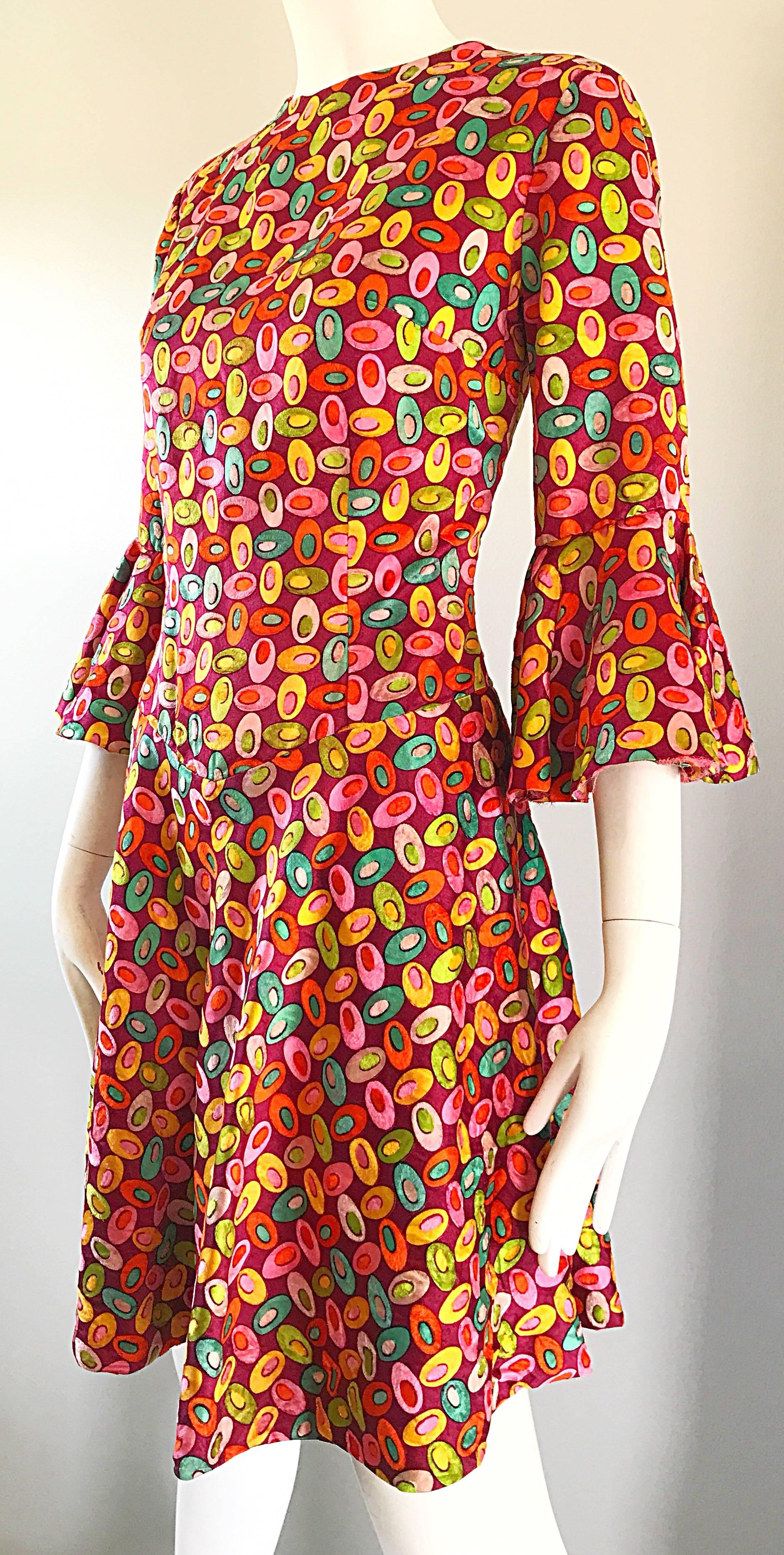Marrone Chic 1960s Pucci Style Bell Sleeve Olive Print Silk Vintage 60s A Line Dress in vendita