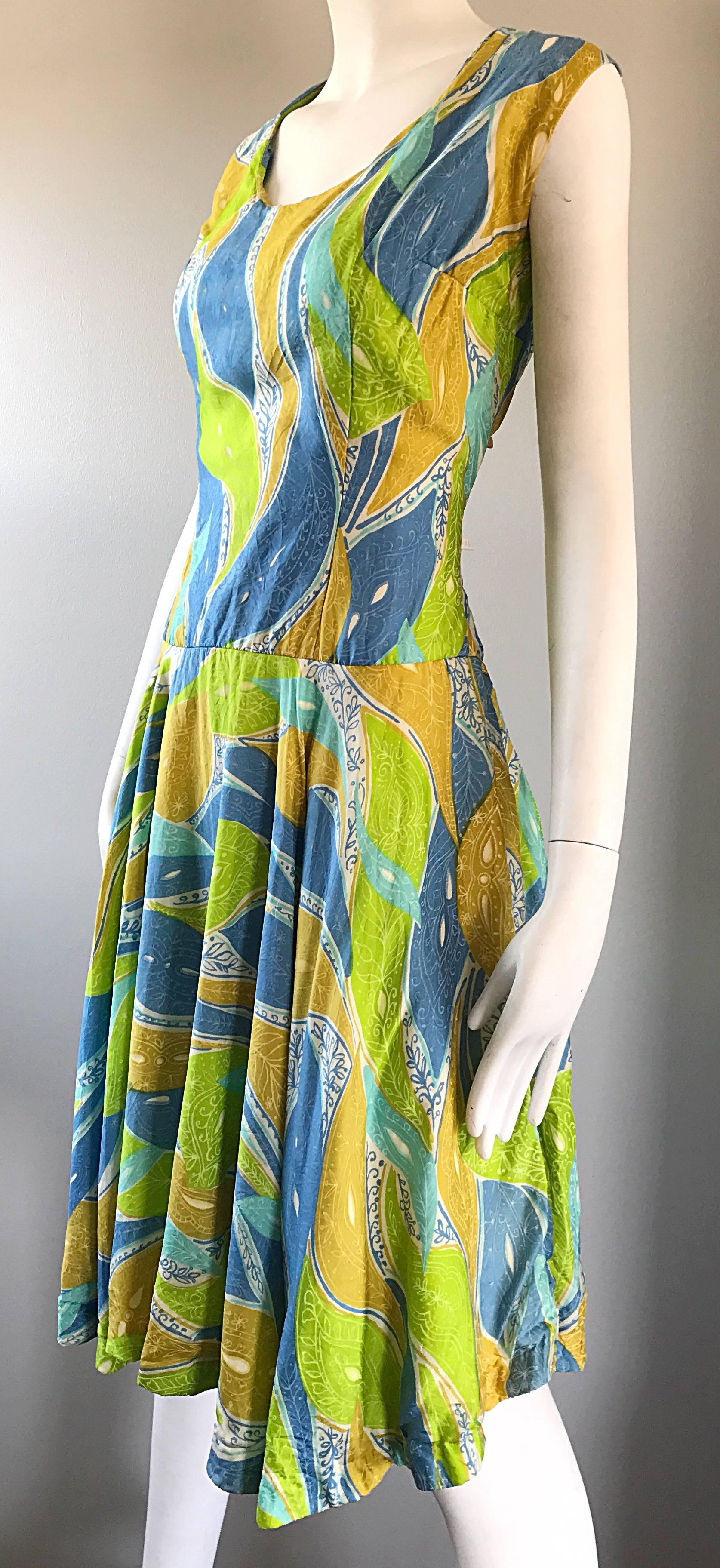Robe trapèze en soie imprimée tropicale à motif cachemire bleu fougère et vert citron, années 1960 Excellent état - En vente à San Diego, CA