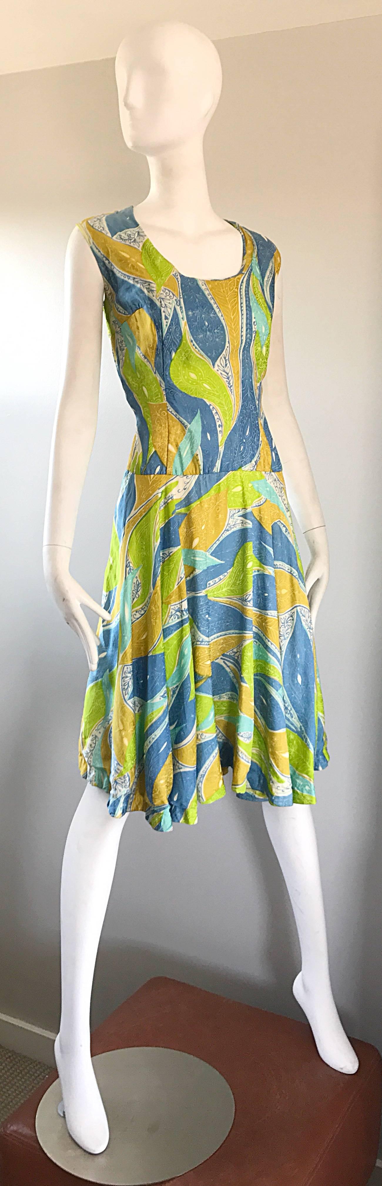 Robe trapèze en soie imprimée tropicale à motif cachemire bleu fougère et vert citron, années 1960 Pour femmes en vente