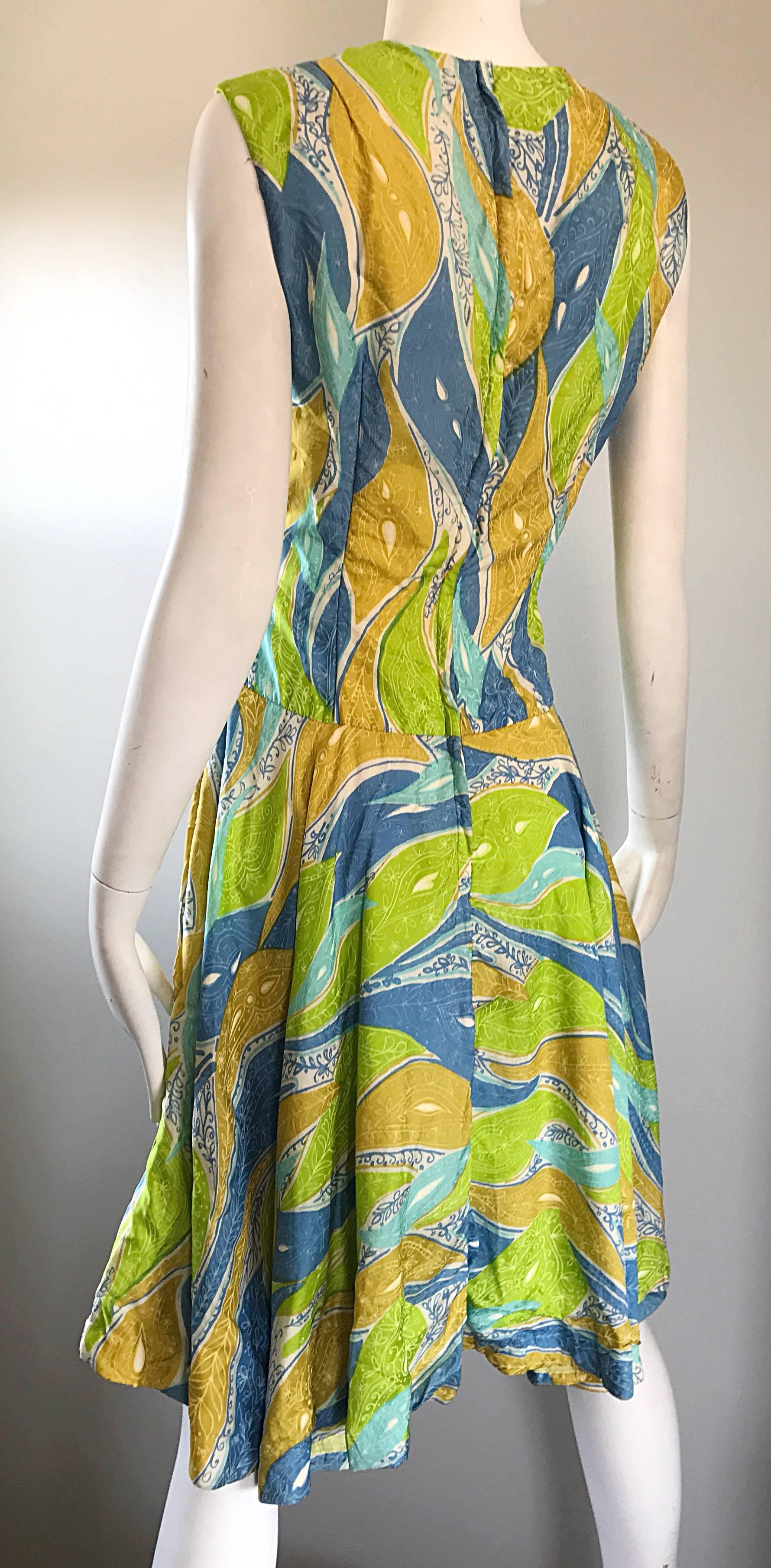 Robe trapèze en soie imprimée tropicale à motif cachemire bleu fougère et vert citron, années 1960 en vente 1
