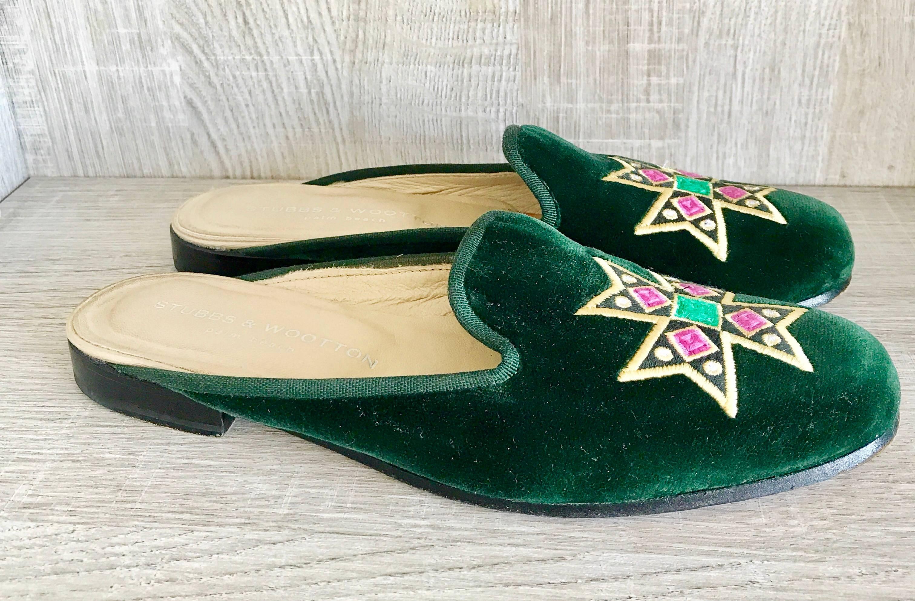 1990s Stubs & Wootton Size 8 Emerald Green Velvet Crest Flat Slides 90s Mules  In Excellent Condition For Sale In San Diego, CA