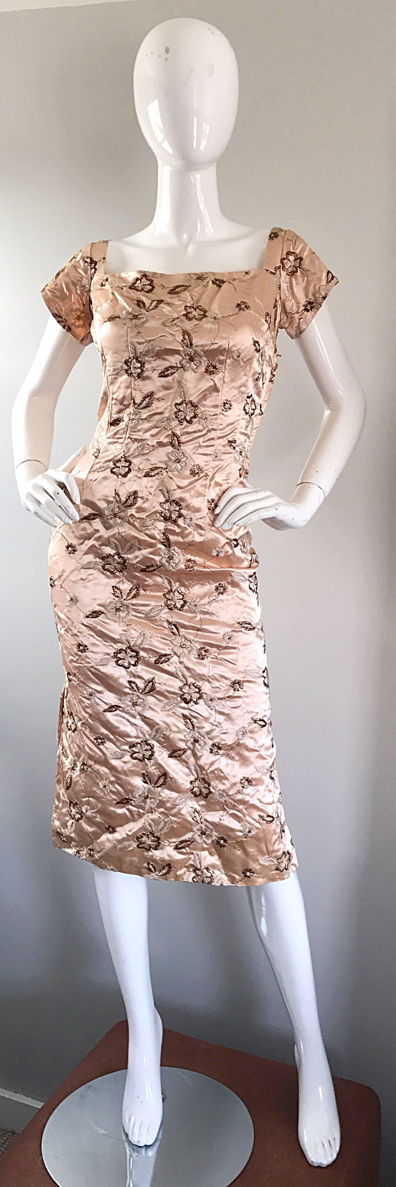 Marron Nina Andrews - Superbe robe en satin de soie brodée rose clair et or rose des années 1950 en vente