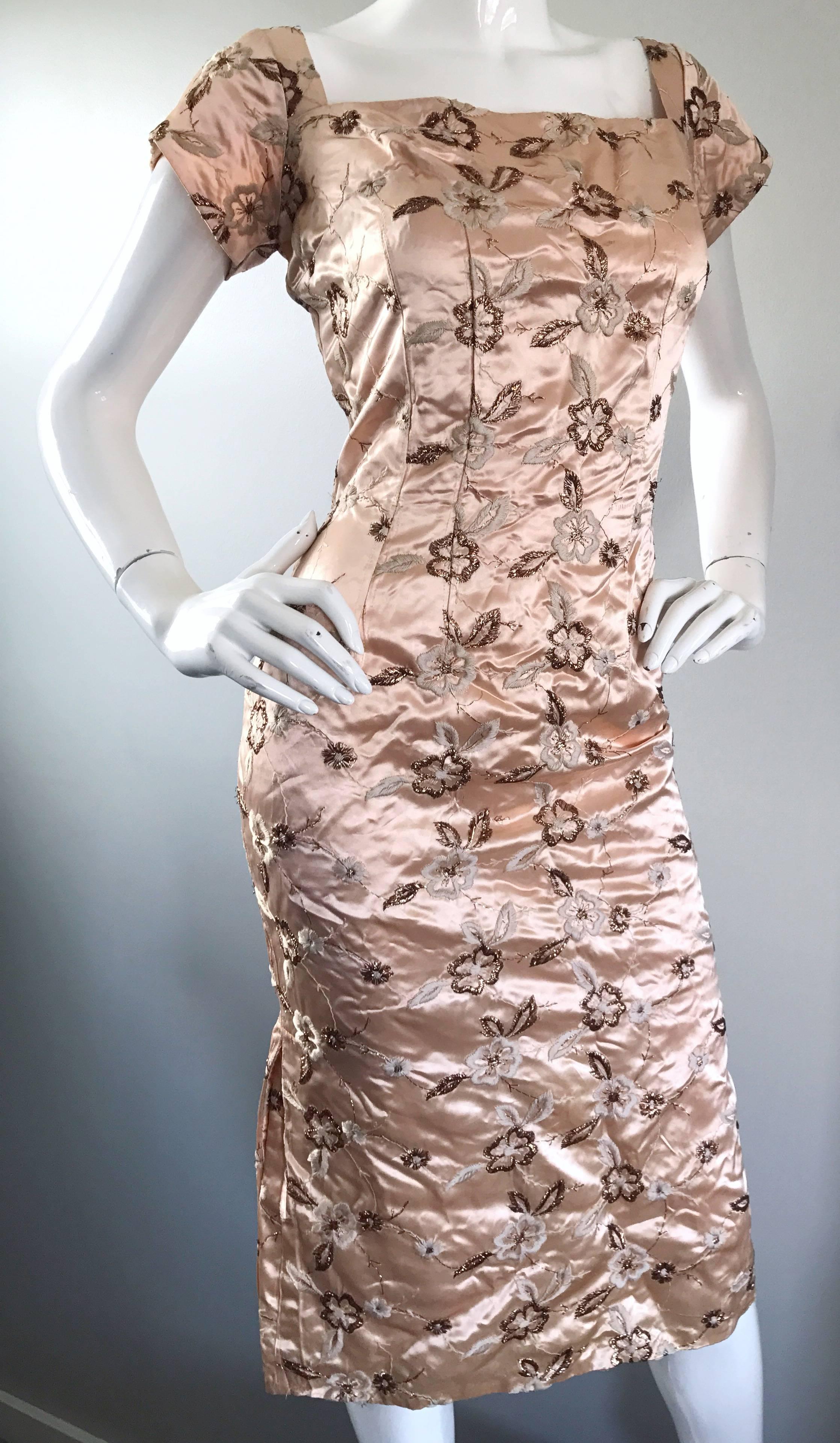 Nina Andrews - Superbe robe en satin de soie brodée rose clair et or rose des années 1950 Excellent état - En vente à San Diego, CA