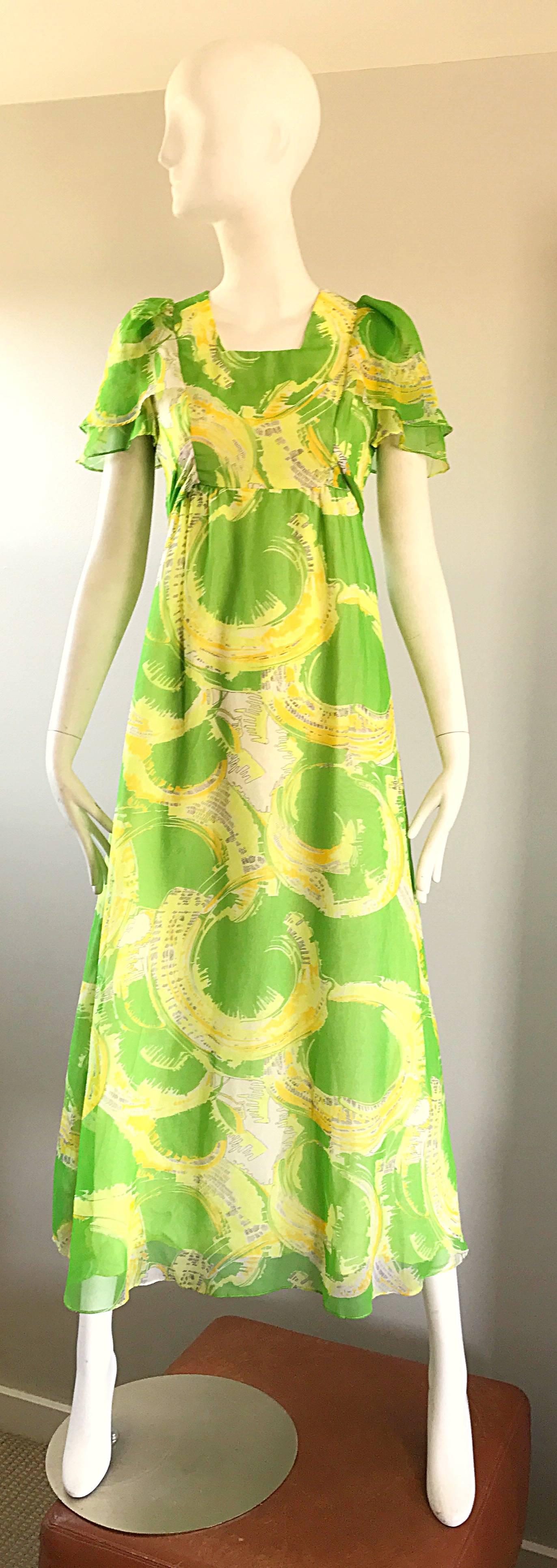 Superbe robe longue boho en mousseline de soie vert citron et jaune néon des années 1970 ! C'est un corsage avec une ceinture enveloppante et des manches courtes et volantes. 
Jupe maxi ample et indulgente. Fermeture à glissière en métal cachée dans