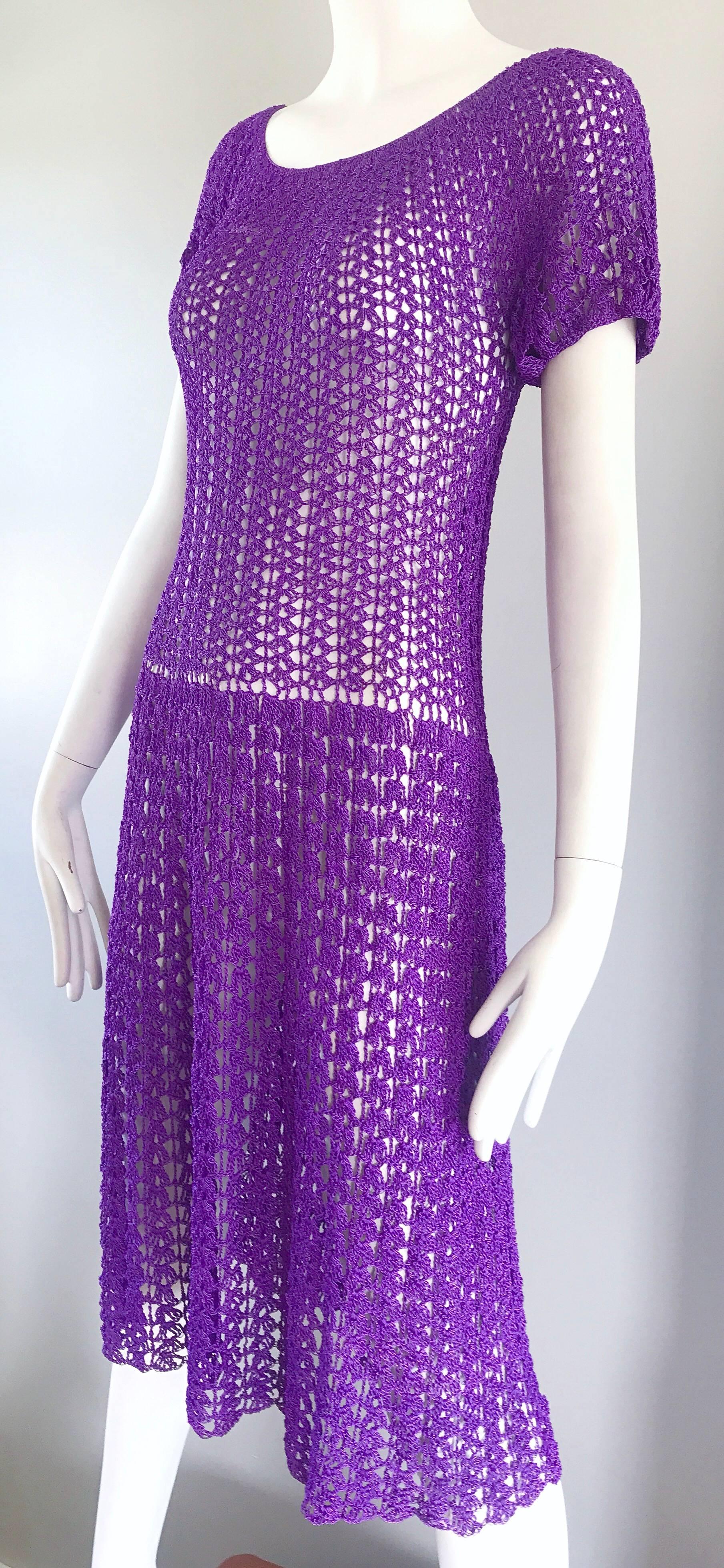 Violet Robe chic des années 1960 en rayonne italienne violette crochetée à la main, vintage semi-transparente des années 60  en vente
