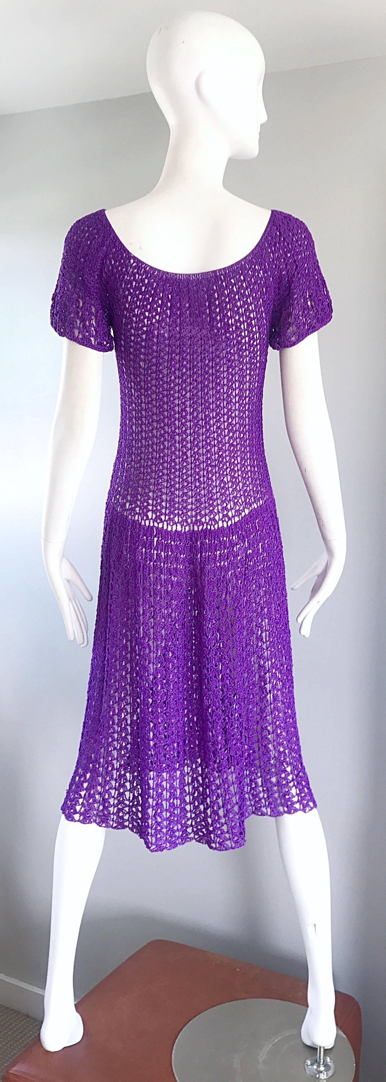 Robe chic des années 1960 en rayonne italienne violette crochetée à la main, vintage semi-transparente des années 60  Pour femmes en vente