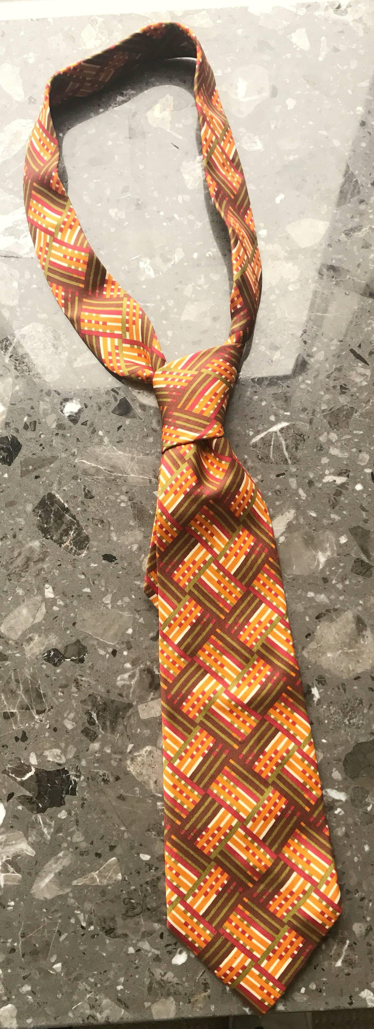 Cravate vintage Hermès en soie marron, orange et marron à carreaux pour hommes, années 1970  Excellent état - En vente à San Diego, CA