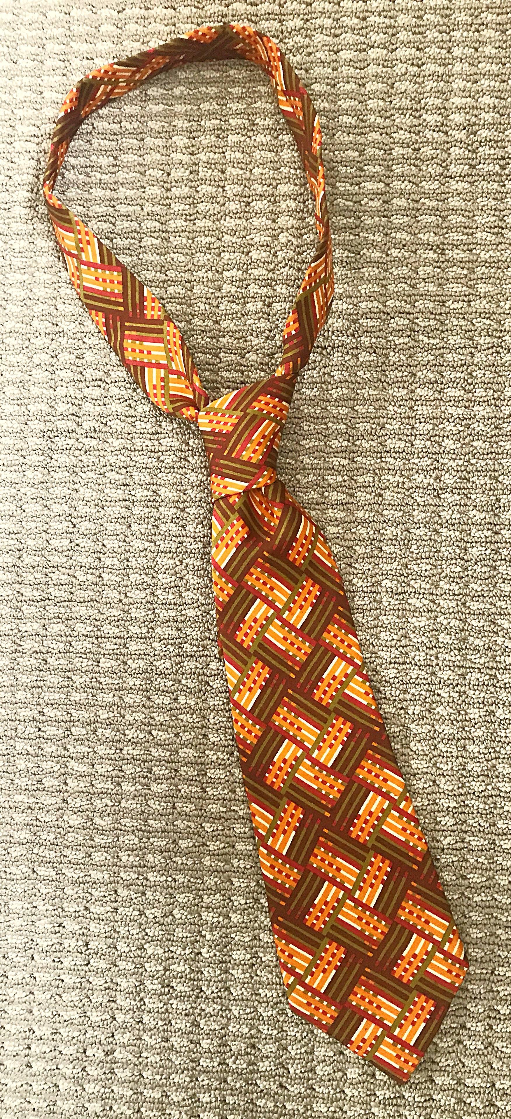 Cravate vintage Hermès en soie marron, orange et marron à carreaux pour hommes, années 1970  en vente 1