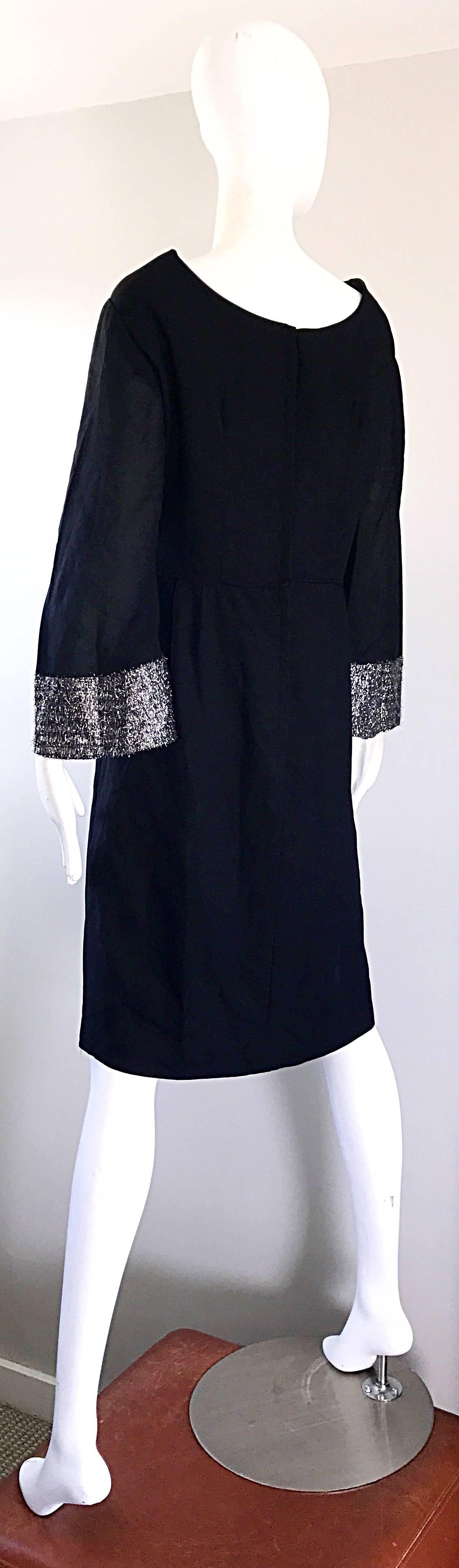 Chic 1960s Plus Size 16 / 18 Silver + Black 60s Vintage Bell Sleeve Shift Dress In Excellent Condition For Sale In San Diego, CA